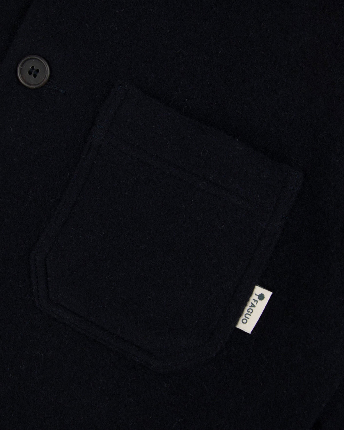 LORGE Veste workwear en lainage italien, poches plaquées — FAGUO — Bleu marine — gros plan poche 6 | Appart 17 Bruxelles