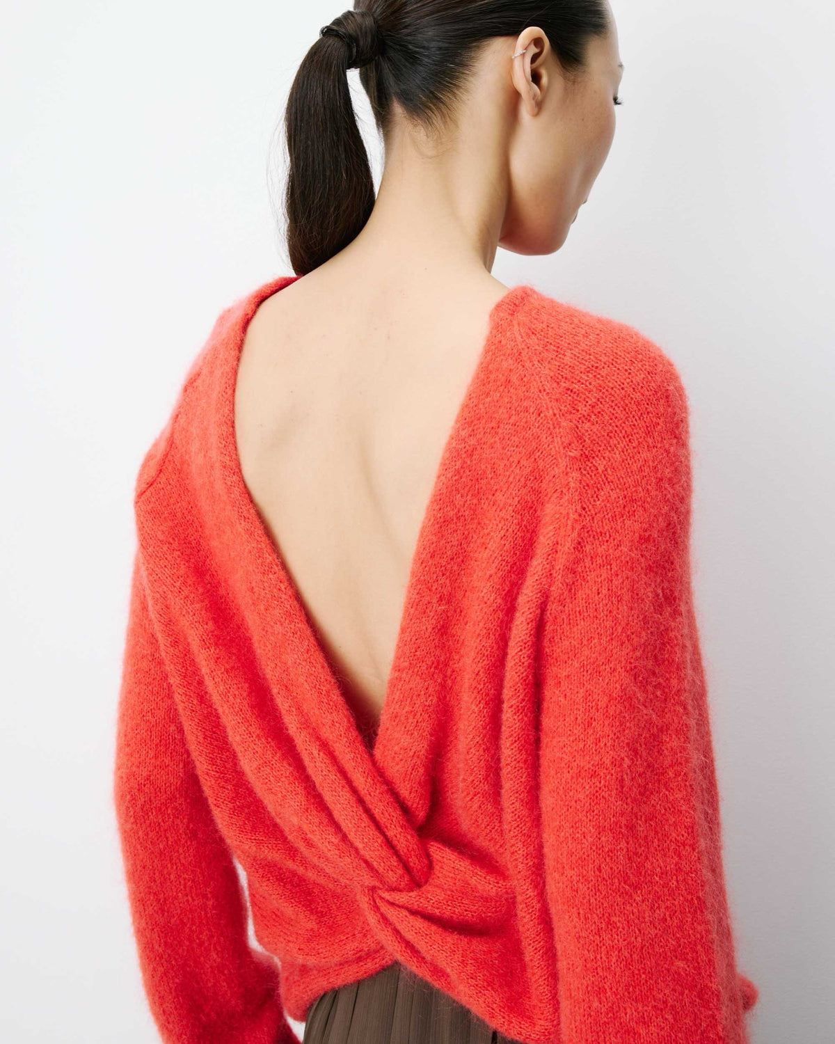 Anthemis Pull ample dos nu croisé en mohair — Grace & Mila — Sanguine — porté, détail du dos 5 | Appart 17 Bruxelles
