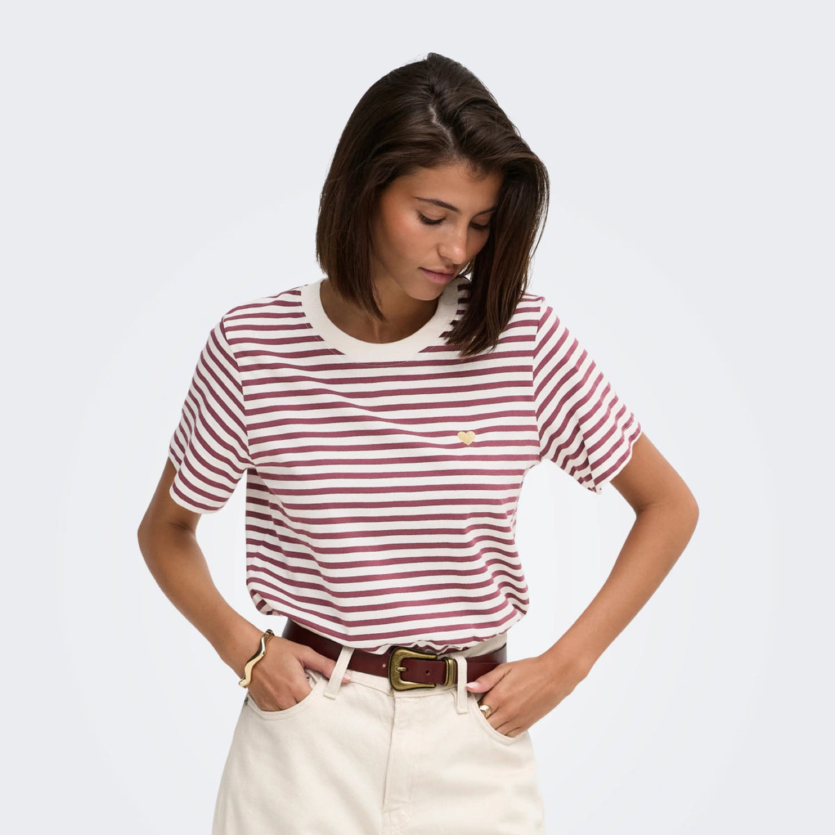 JDYPISA T-shirt col rond en coton bio à imprimé — JDY — Cloud Dancer / New Stripe Windsor Wine Gold — porté, vue de face | Appart 17 Bruxelles