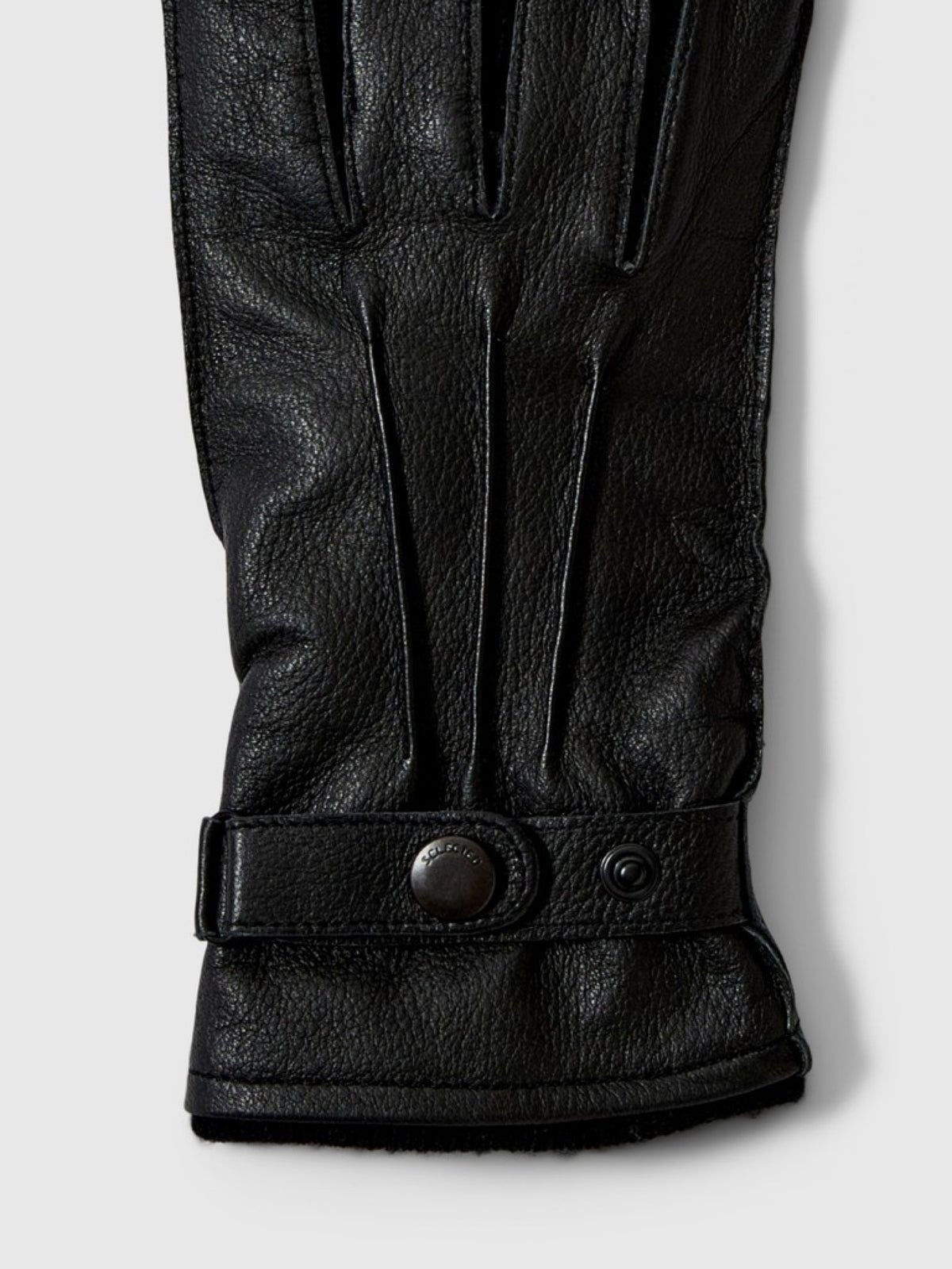 SLMPOUL Gants en cuir d'agneau doublés laine — Selected Homme — Black — détail du cuir et de la patte 4 | Appart 17 Bruxelles
