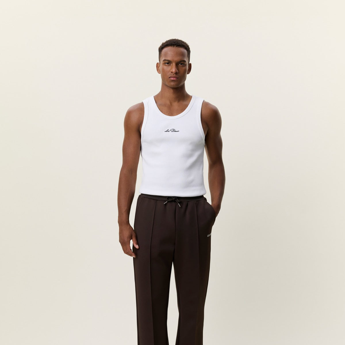 Casual Track Pants Pantalon de survêtement — Les Deux — Delicioso Brown — porté, en pied | Appart 17 Bruxelles