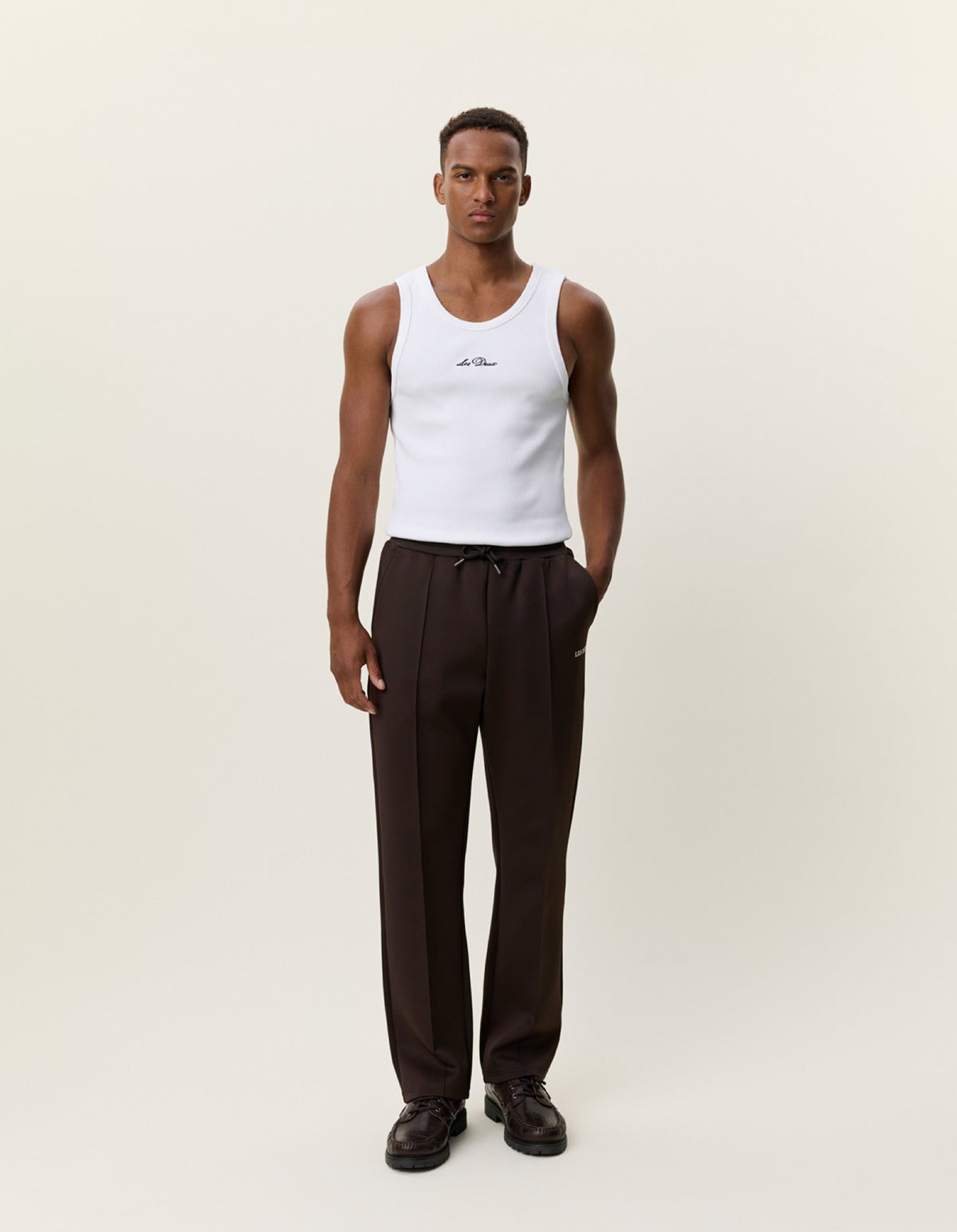 Casual Track Pants Pantalon de survêtement — Les Deux — Delicioso Brown — porté, en pied | Appart 17 Bruxelles