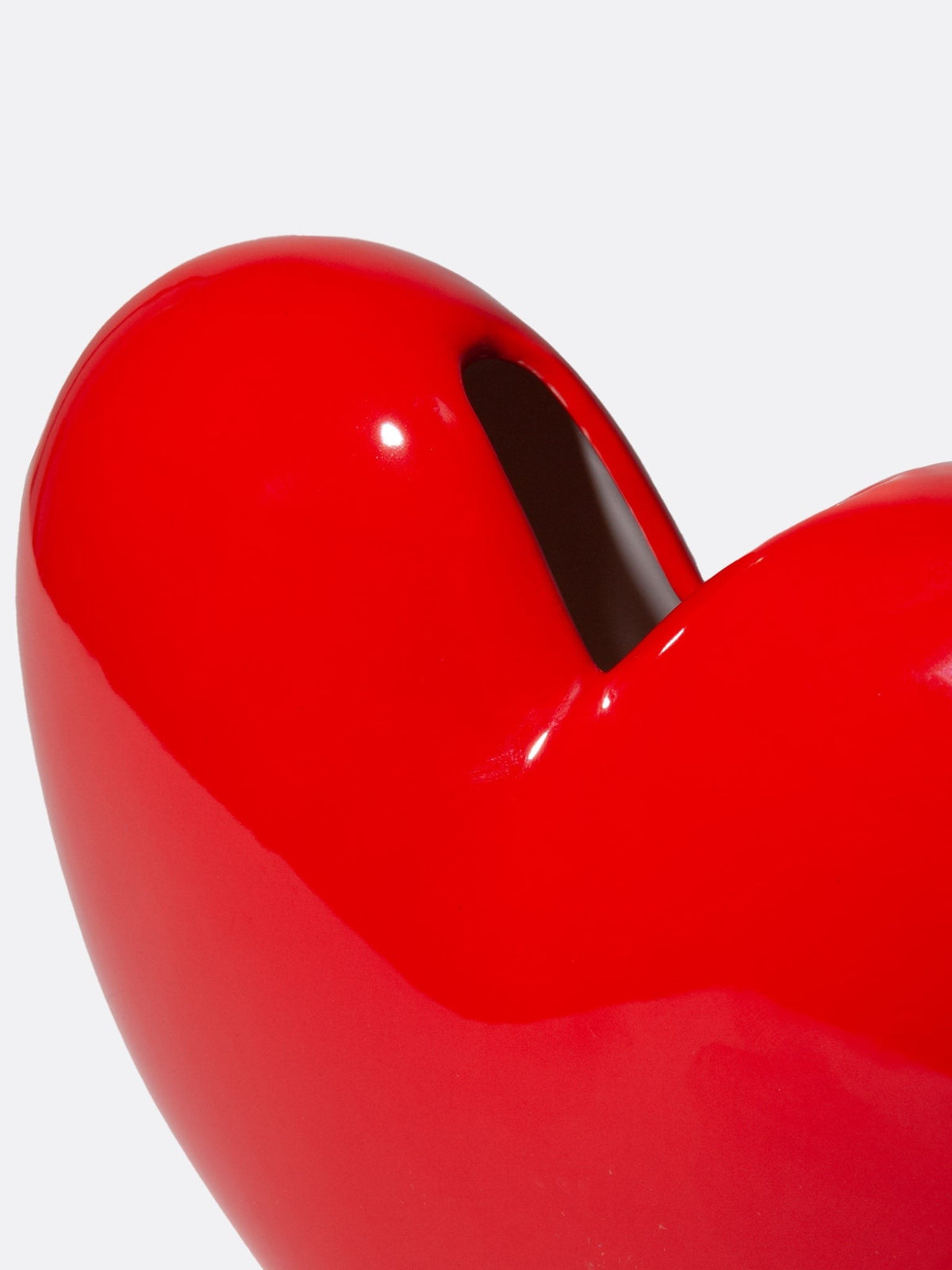 Vase cœur Love en céramique — DOIY — Rouge — détail 4 | Appart 17 Bruxelles