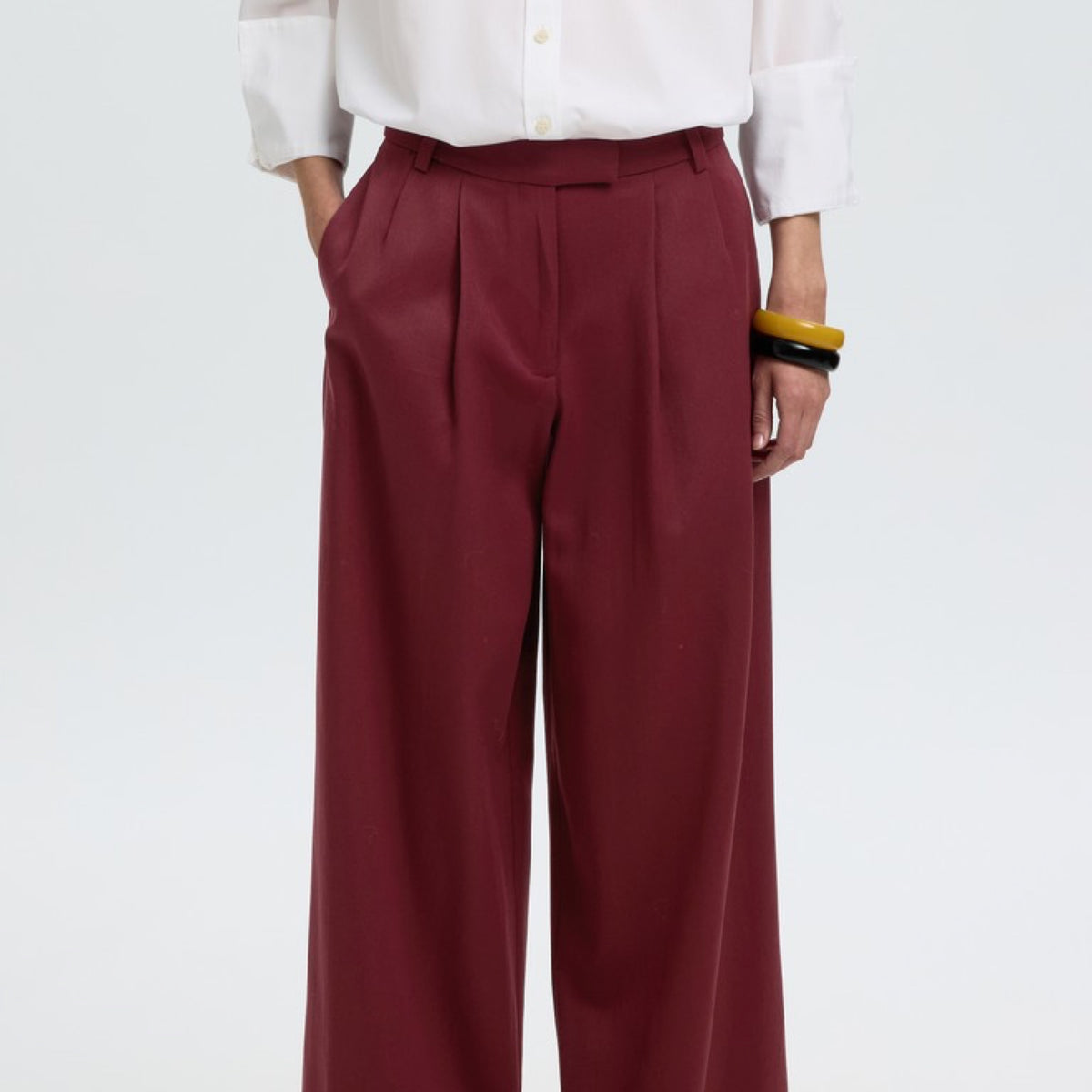 Selected Femme SLWTHILDE Pantalon extra large taille haute en laine et coton — Selected Femme — Tawny Port — porté, vue de face | Appart 17 Bruxelles