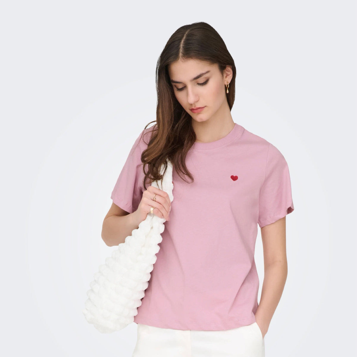 JDYPISA T-shirt col rond en coton bio à imprimé — JDY — Fragrant Lilac / Bittersweet Heart — porté, vue de face | Appart 17 Bruxelles