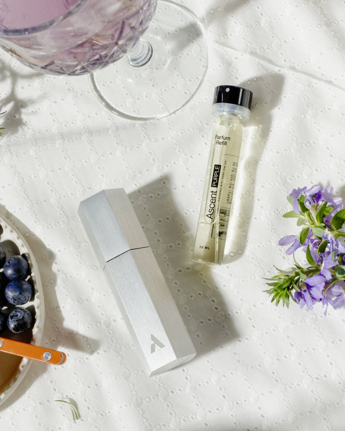 Ascent Starter Pack Étui rechargeable en aluminium + extrait de parfum 20 ml — Ascent — Purple — en situation | Appart 17 Bruxelles