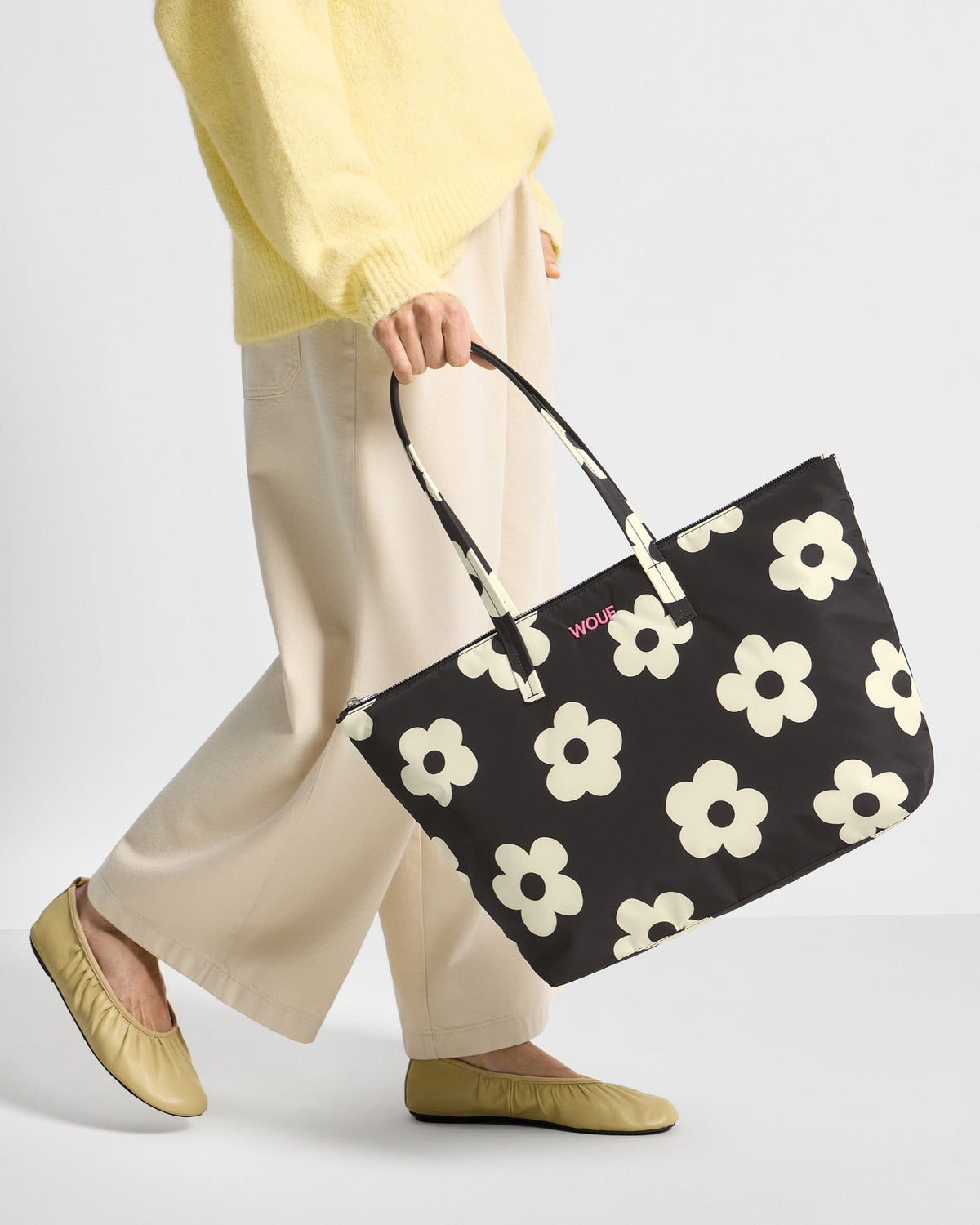 SHOPPER Grand cabas matelassé en polyester recyclé — Wouf — Night Daisy — porté, détail 3 | Appart 17 Bruxelles