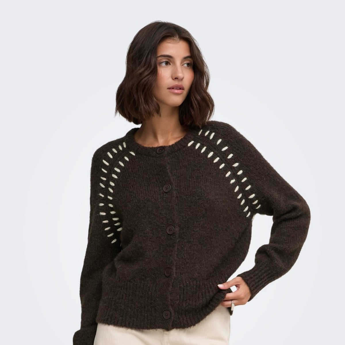 JDYZOEY ELLA Cardigan en maille à surpiqûres contrastées — JDY — Coffee Bean — porté | Appart 17 Bruxelles