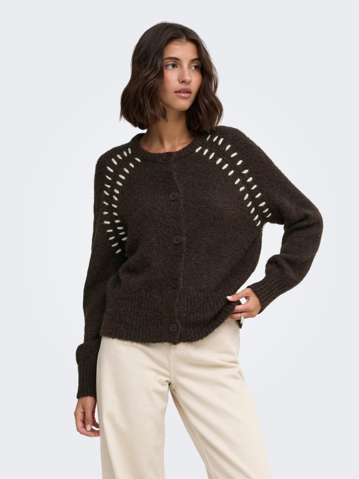 JDYZOEY ELLA Cardigan en maille à surpiqûres contrastées — JDY — Coffee Bean — porté | Appart 17 Bruxelles