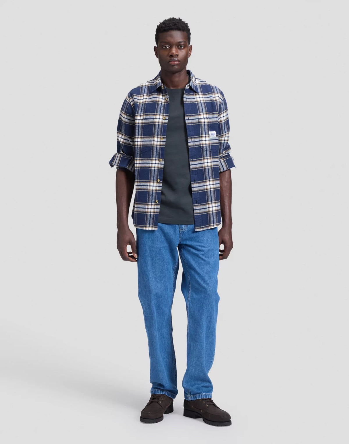 WORKWEAR Surchemise 2.0 en flanelle de coton régénératif — Lee — Insignia Blue — porté, en pied 2 | Appart 17 Bruxelles
