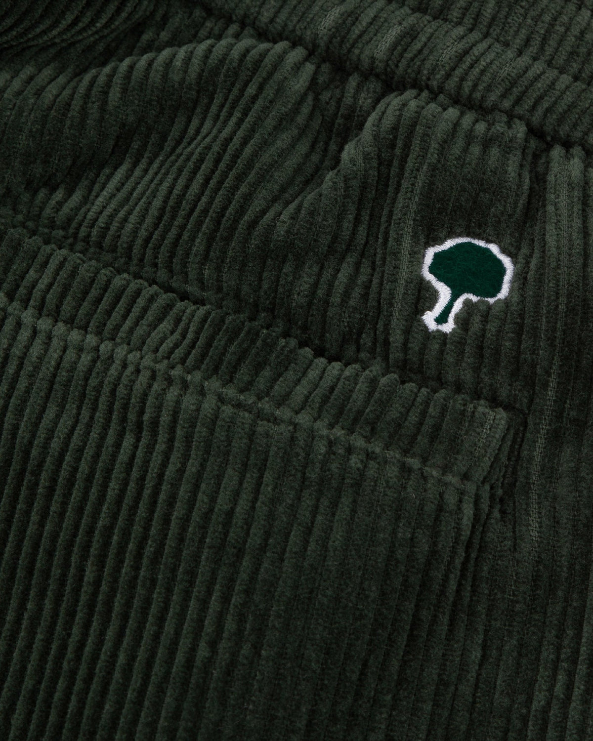 DREUILLE Pantalon en velours côtelé, taille élastique — FAGUO — Vert foncé — gros plan broderie 7 | Appart 17 Bruxelles