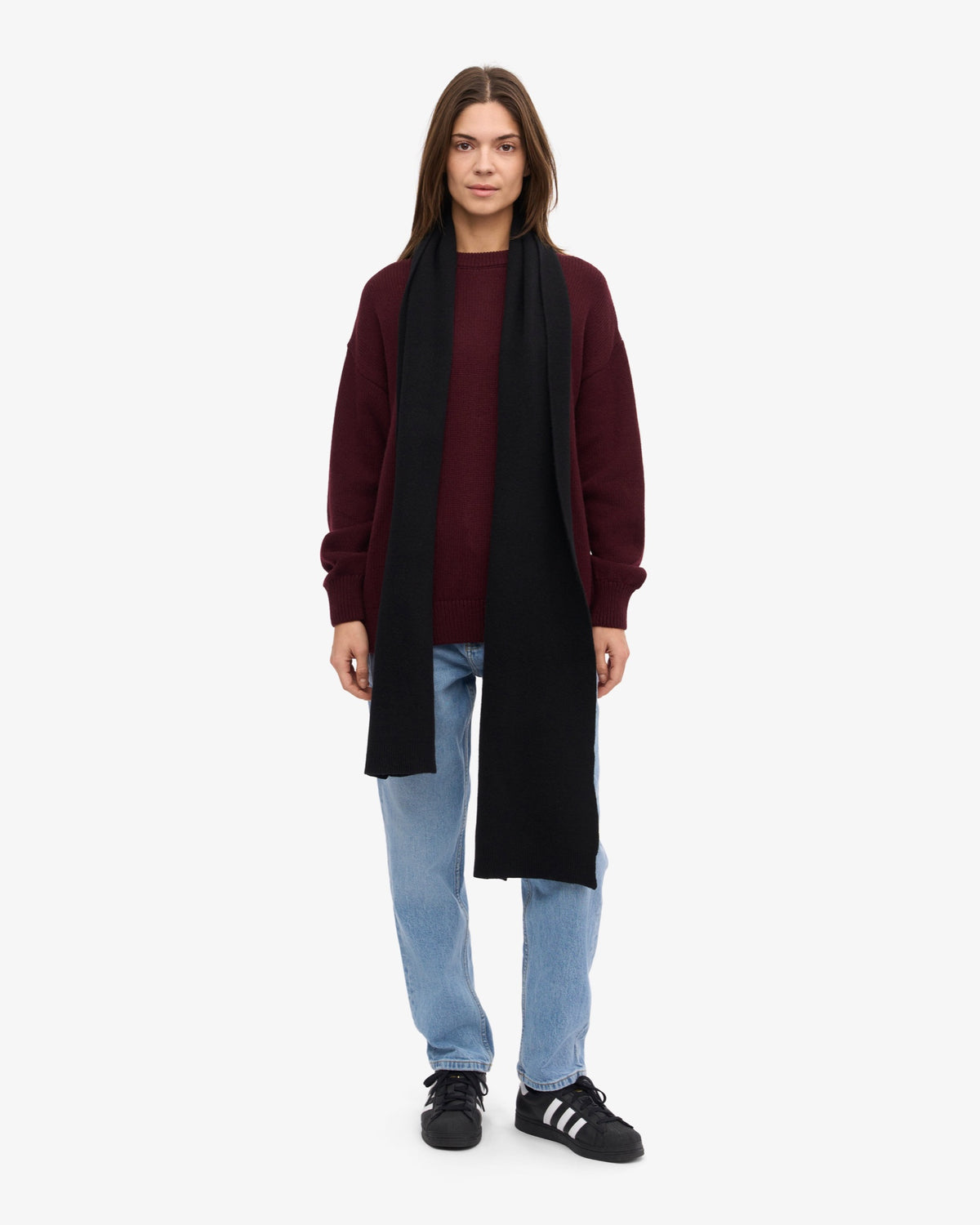 Colorful Standard Merino Wool Scarf Écharpe laine mérinos recyclée — Colorful Standard — Deep Black — porté de profil 3 | Appart 17 Bruxelles