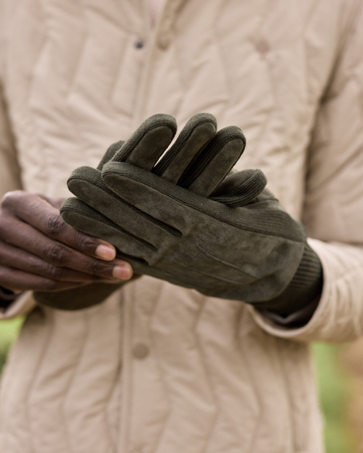 GLOVES MIX Gants en nubuck de porc doublés laine — FAGUO — Kaki — porté 2 | Appart 17 Bruxelles