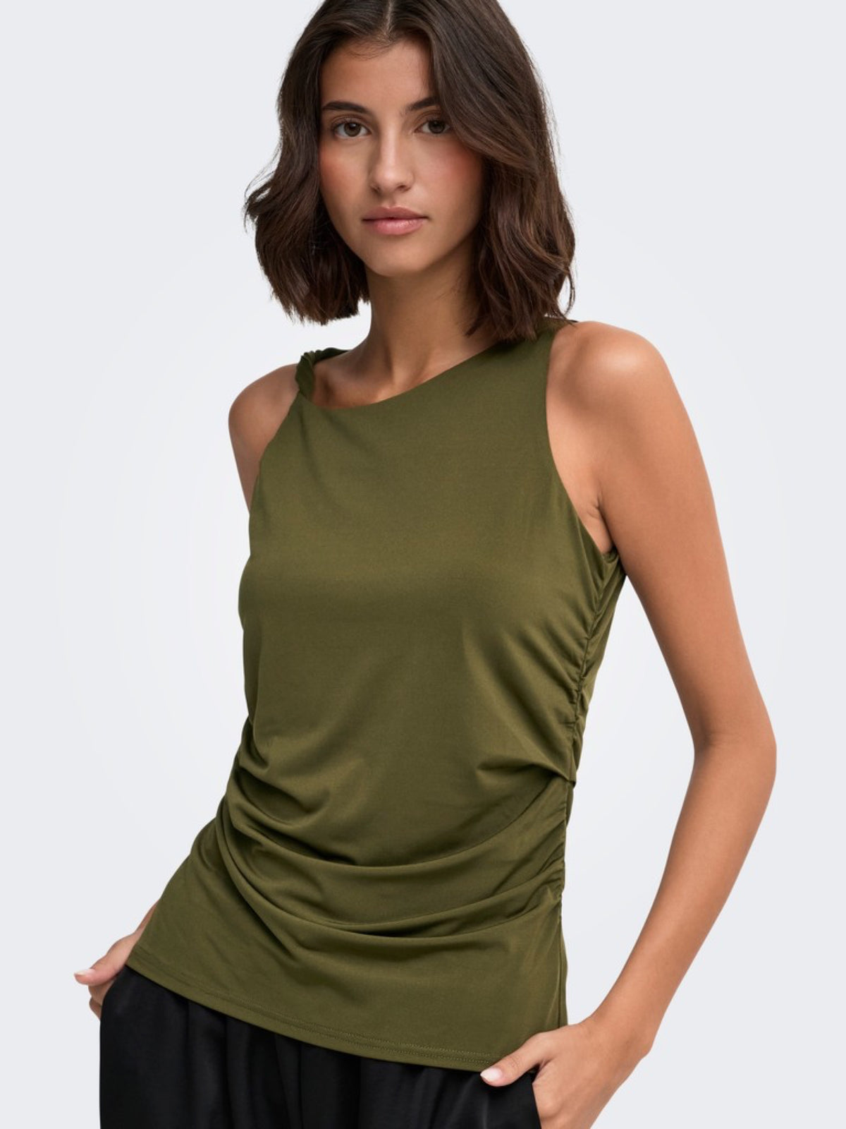 JDYMISTY Top sans manches drapé à encolure asymétrique — JDY — Dark Olive — porté 3 | Appart 17 Bruxelles