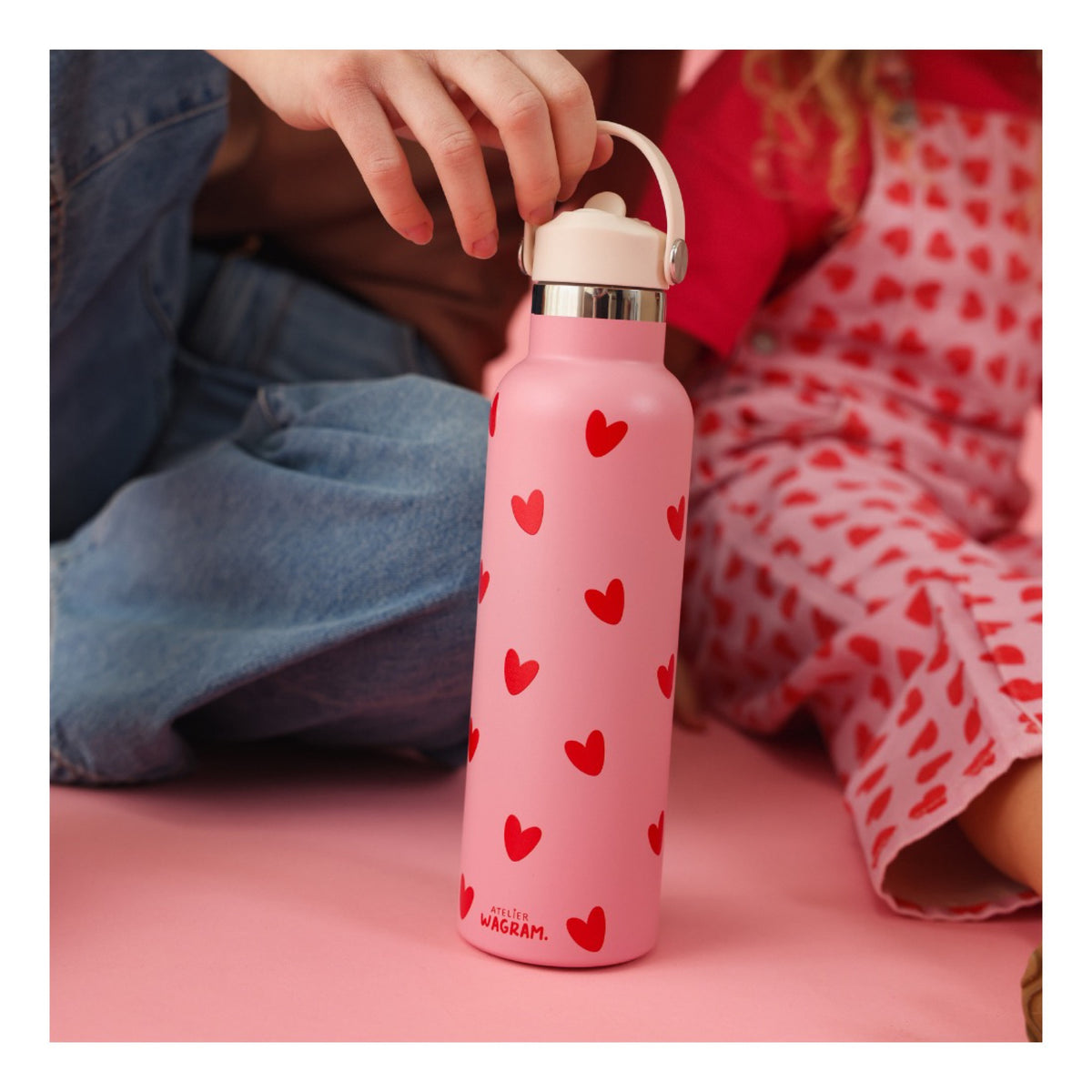 Gourde isotherme 600 ml — Atelier Wagram — Rose cœurs rouges — autre vue 2 | Appart 17 Bruxelles