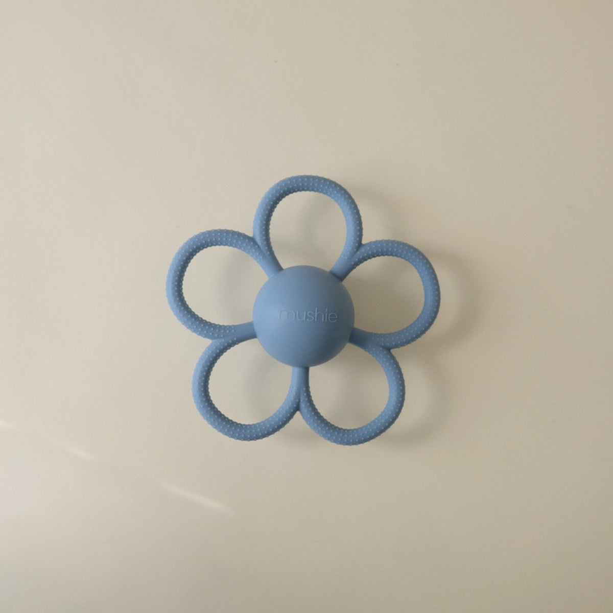 Hochet de dentition Daisy — Mushie — Faded Denim — mise en situation 2 | Appart 17 Bruxelles