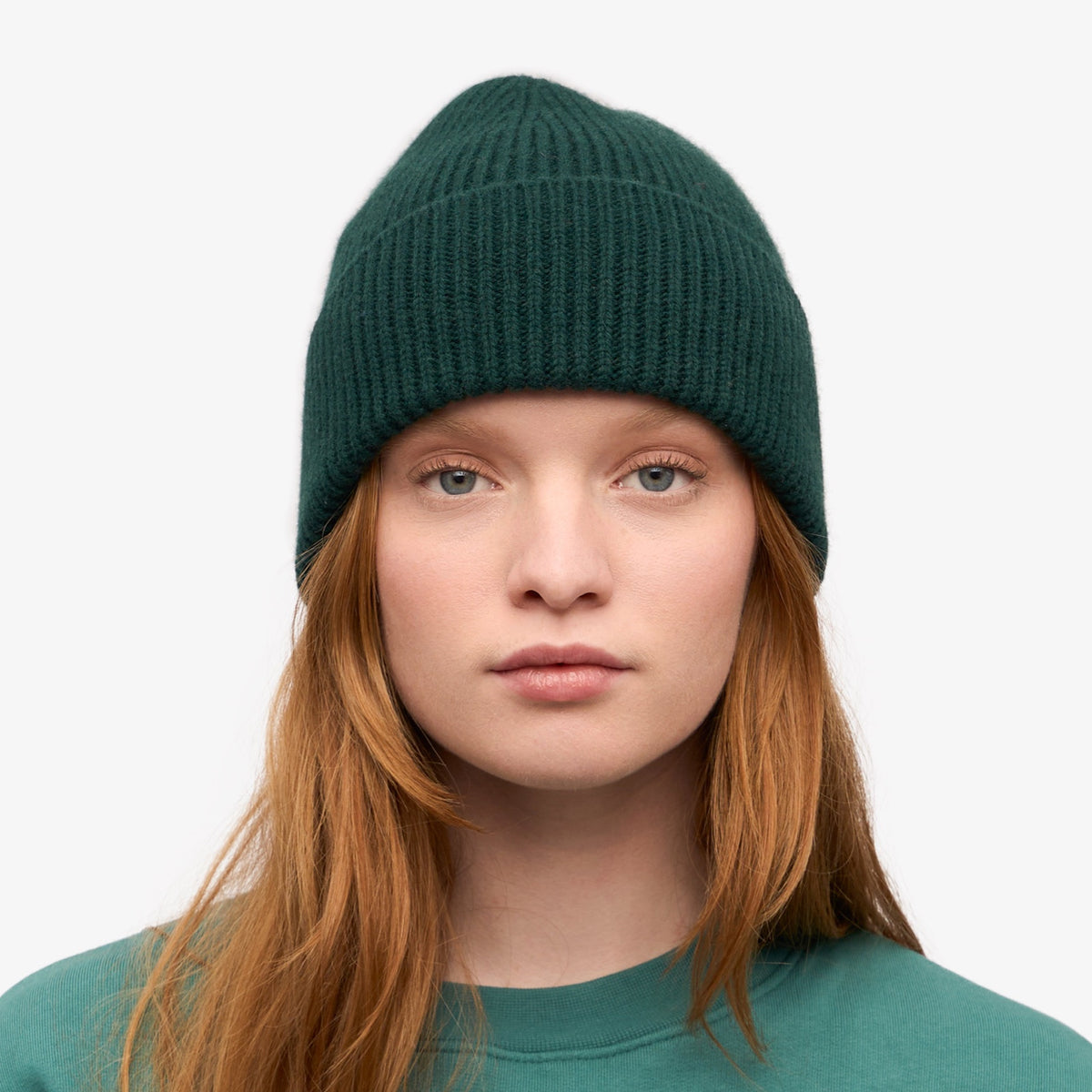 Colorful Standard Merino Wool Beanie Bonnet laine mérinos recyclée — Colorful Standard — Emerald Green — porté, vue de face | Appart 17 Bruxelles