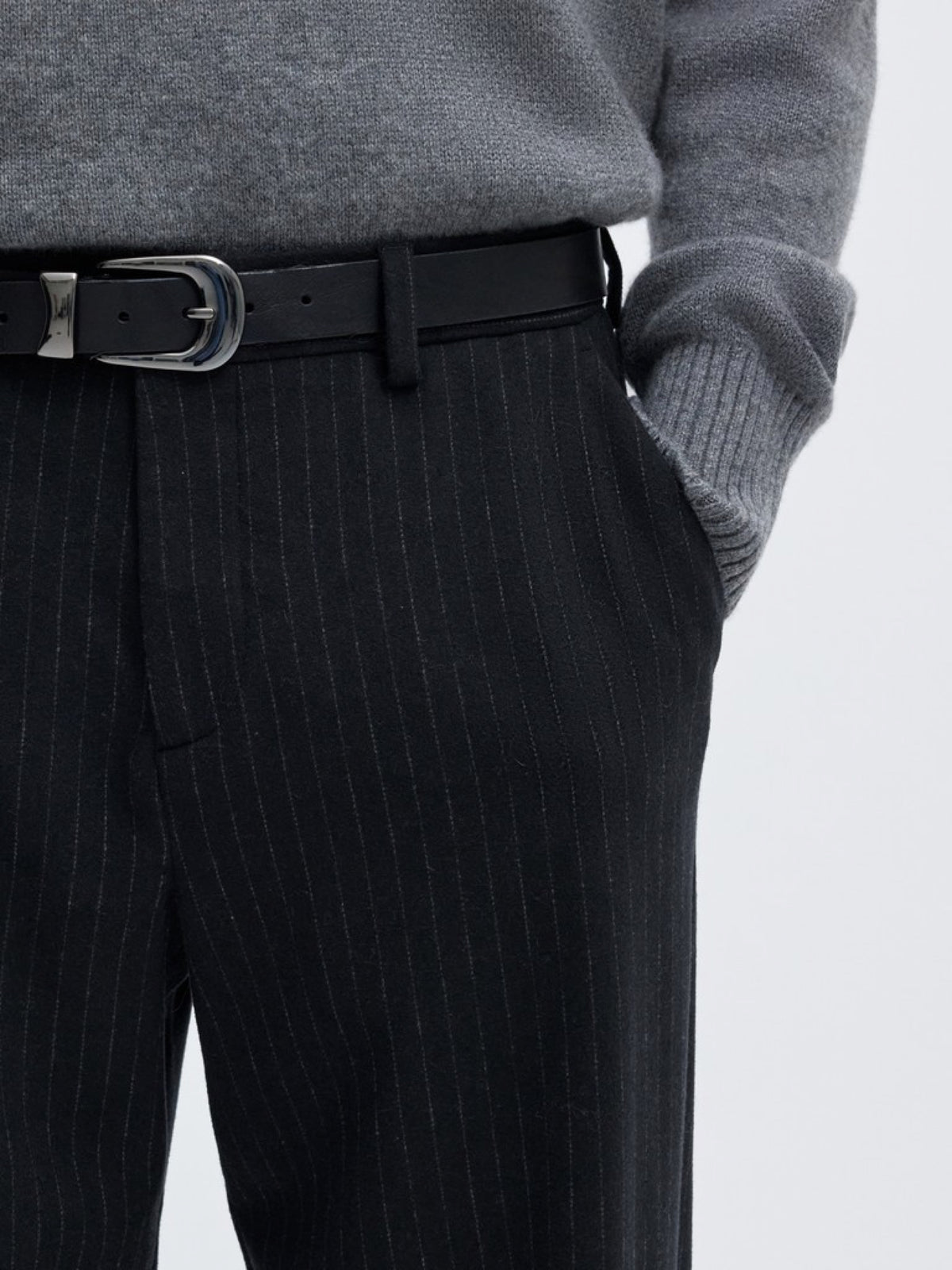 SLM220-LOOSE LUKE Pantalon loose en laine mélangée à rayures tennis — Selected Homme — Dark Navy Stripes — détail des rayures et de la poche 5 | Appart 17 Bruxelles