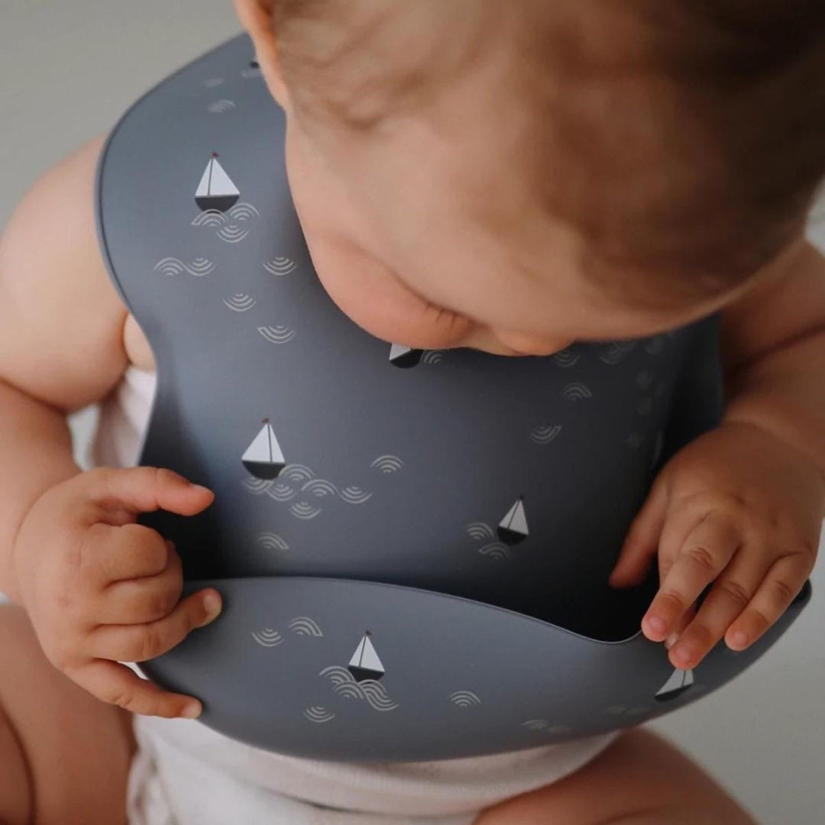 Bavoir en silicone à poche — Mushie — Boat — mise en situation 3 | Appart 17 Bruxelles