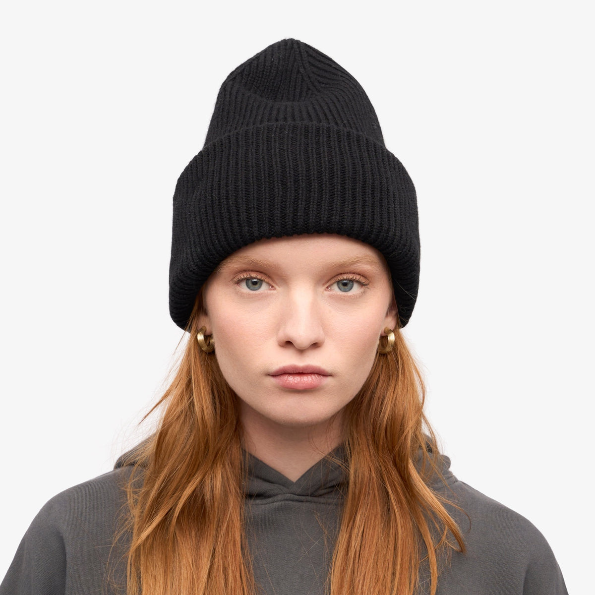 Colorful Standard Merino Wool Hat Bonnet côtelé à large revers laine mérinos — Colorful Standard — Deep Black — porté, vue de face | Appart 17 Bruxelles