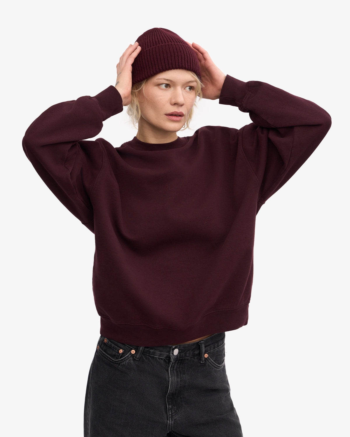 Colorful Standard Merino Wool Beanie Bonnet laine mérinos recyclée — Colorful Standard — Oxblood Red — porté en pied 2 | Appart 17 Bruxelles