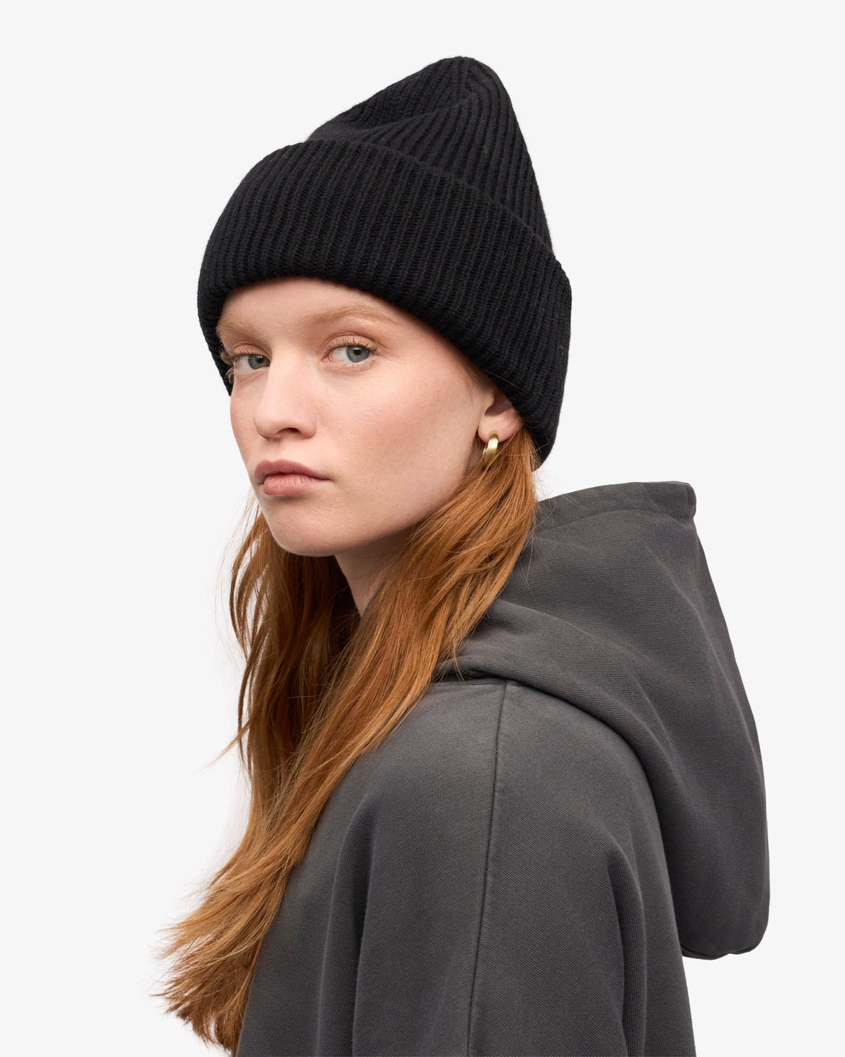 Colorful Standard Merino Wool Hat Bonnet côtelé à large revers laine mérinos — Colorful Standard — Deep Black — porté de profil 3 | Appart 17 Bruxelles