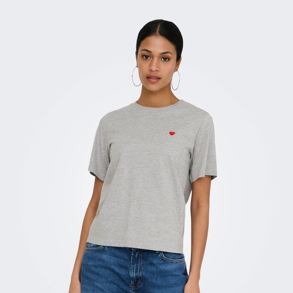 JDYPISA T-shirt col rond en coton bio à imprimé — JDY — Light Grey Melange / Bittersweet Heart — porté, vue de face | Appart 17 Bruxelles