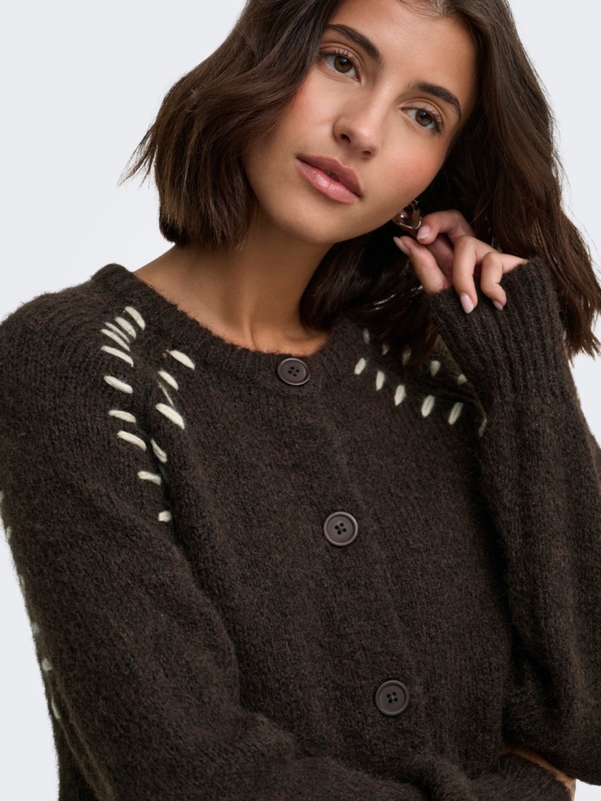 JDYZOEY ELLA Cardigan en maille à surpiqûres contrastées — JDY — Coffee Bean — porté, détail épaule 4 | Appart 17 Bruxelles