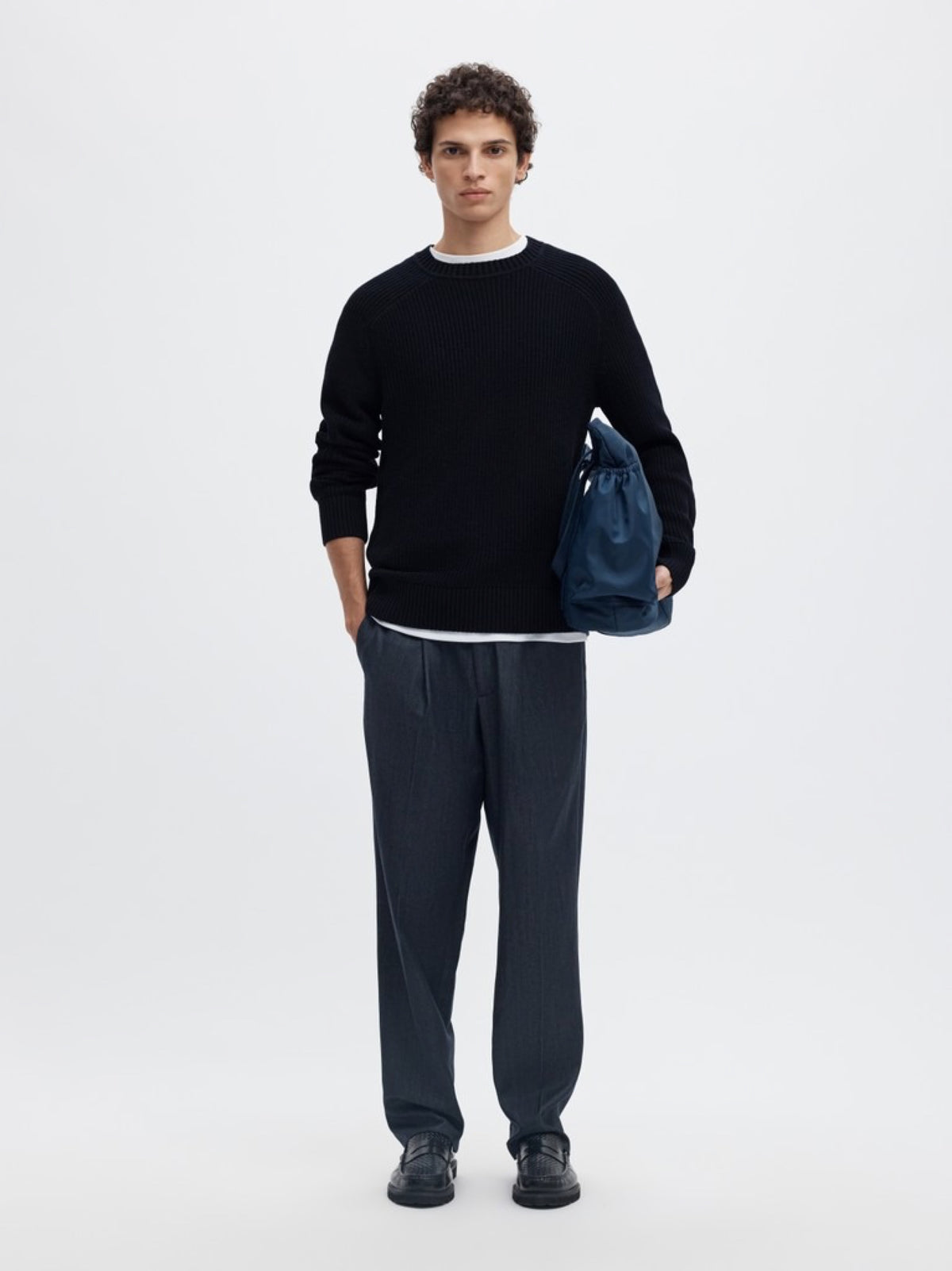 SLMPIM Pull col rond en maille côtelée à manches raglan — Selected Homme — Sky Captain — porté, en pied, avec sac 3 | Appart 17 Bruxelles
