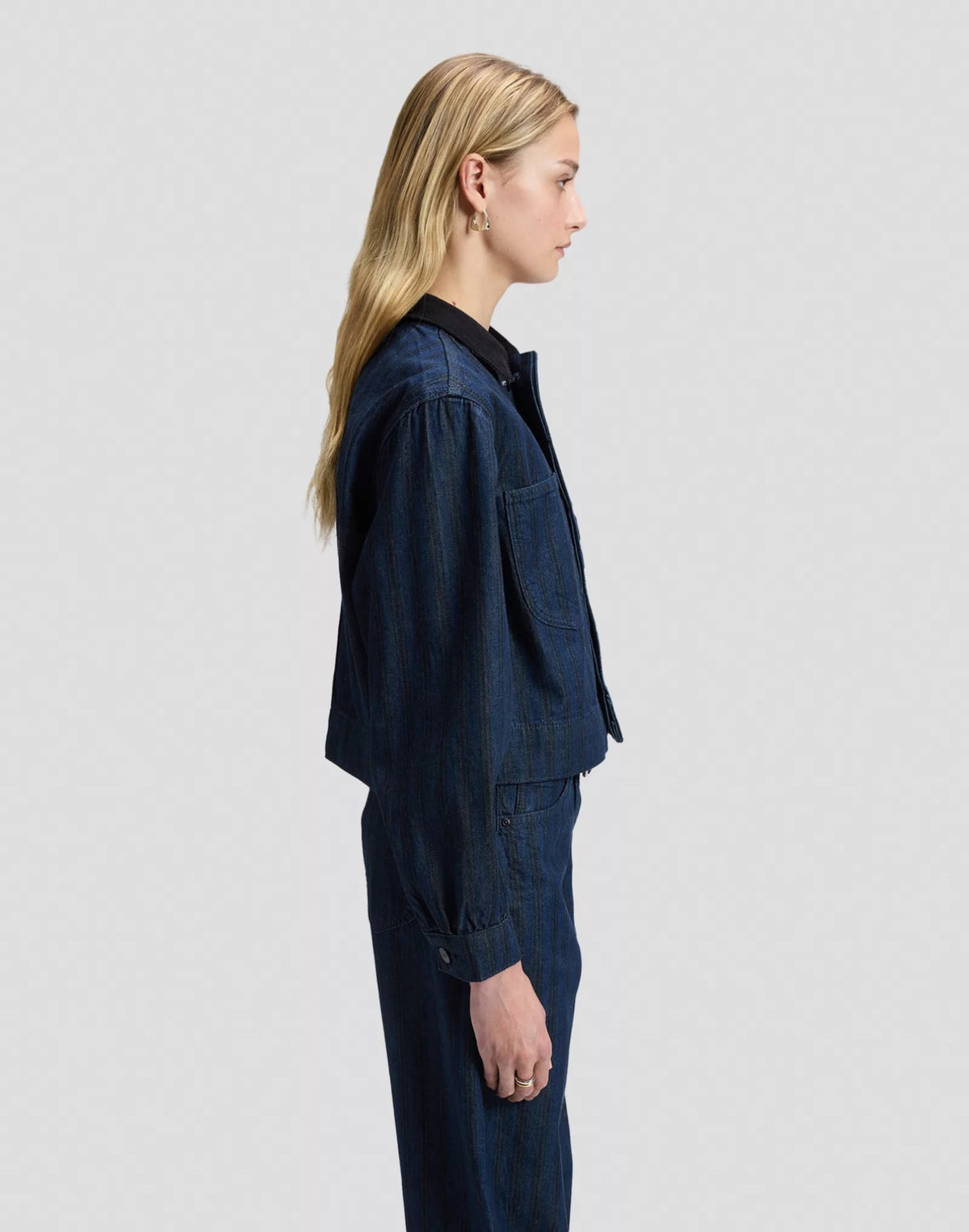 CROPPED CHORE Veste courte en denim à manches ballon — Lee — Hickory Rinse — porté, de profil 4 | Appart 17 Bruxelles