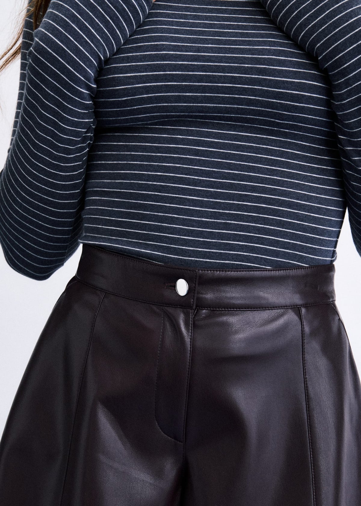 NORTON Short taille haute en simili cuir, jambe évasée — FRNCH — Figue — porté, détail de la taille 4 | Appart 17 Bruxelles