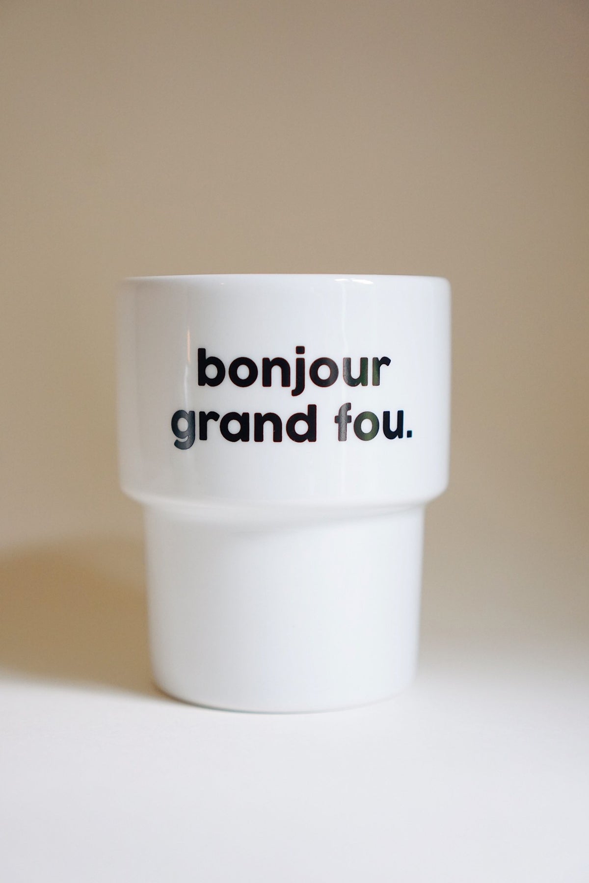 Félicie Aussi Gobelet « Bonjour grand fou » en porcelaine — Felicie Aussi — Bonjour grand fou — photo produit | Appart 17 Bruxelles