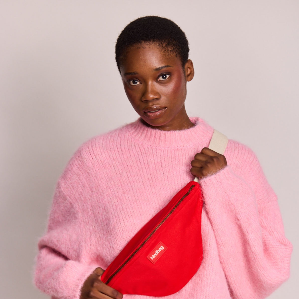 Hindbag Banane Olivia — Hindbag — Rouge carmin — porté | Appart 17 Bruxelles