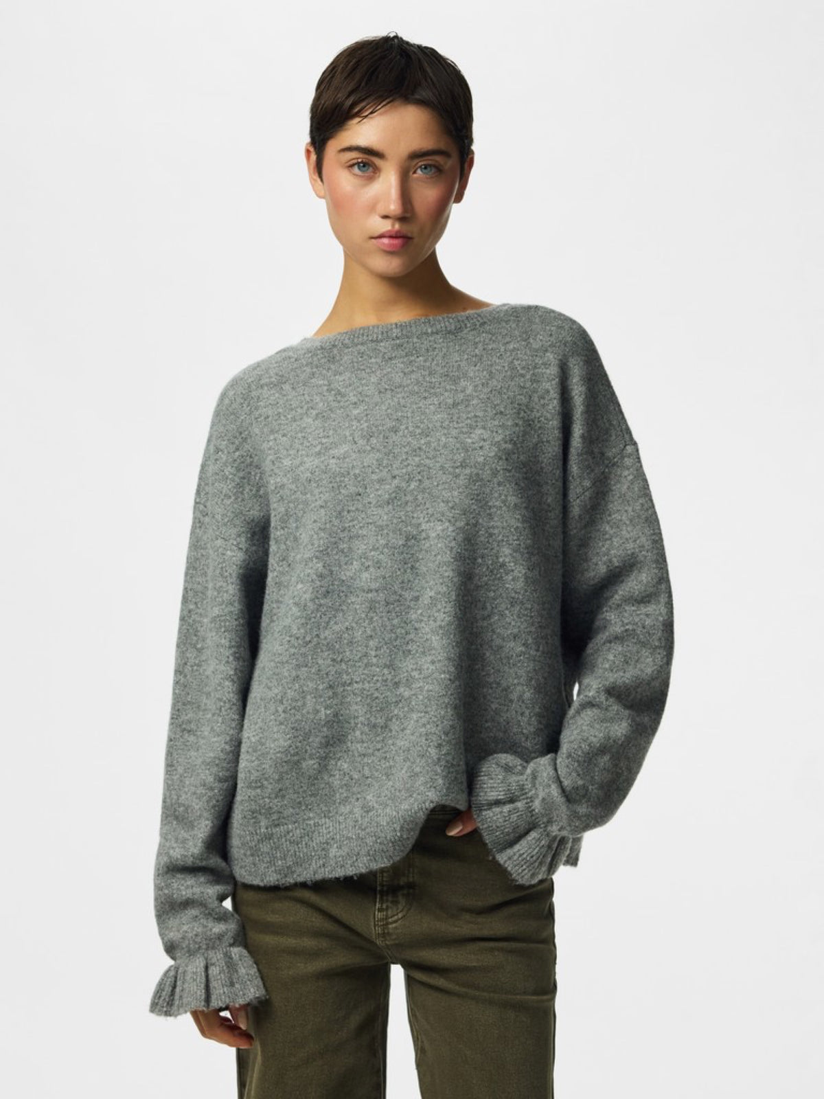 PCSALLY Cardigan réversible à nouer et poignets volantés — Pieces — Medium Grey Melange — porté 3 | Appart 17 Bruxelles