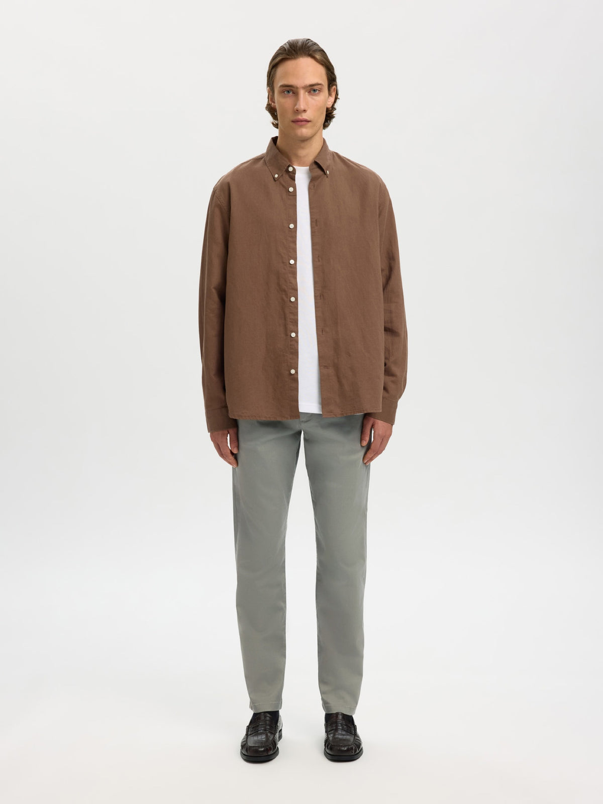 SLM175 NEW MILES Pantalon slim chino stretch coton bio — Selected Homme — Vetiver — porté en pied | Appart 17 Bruxelles