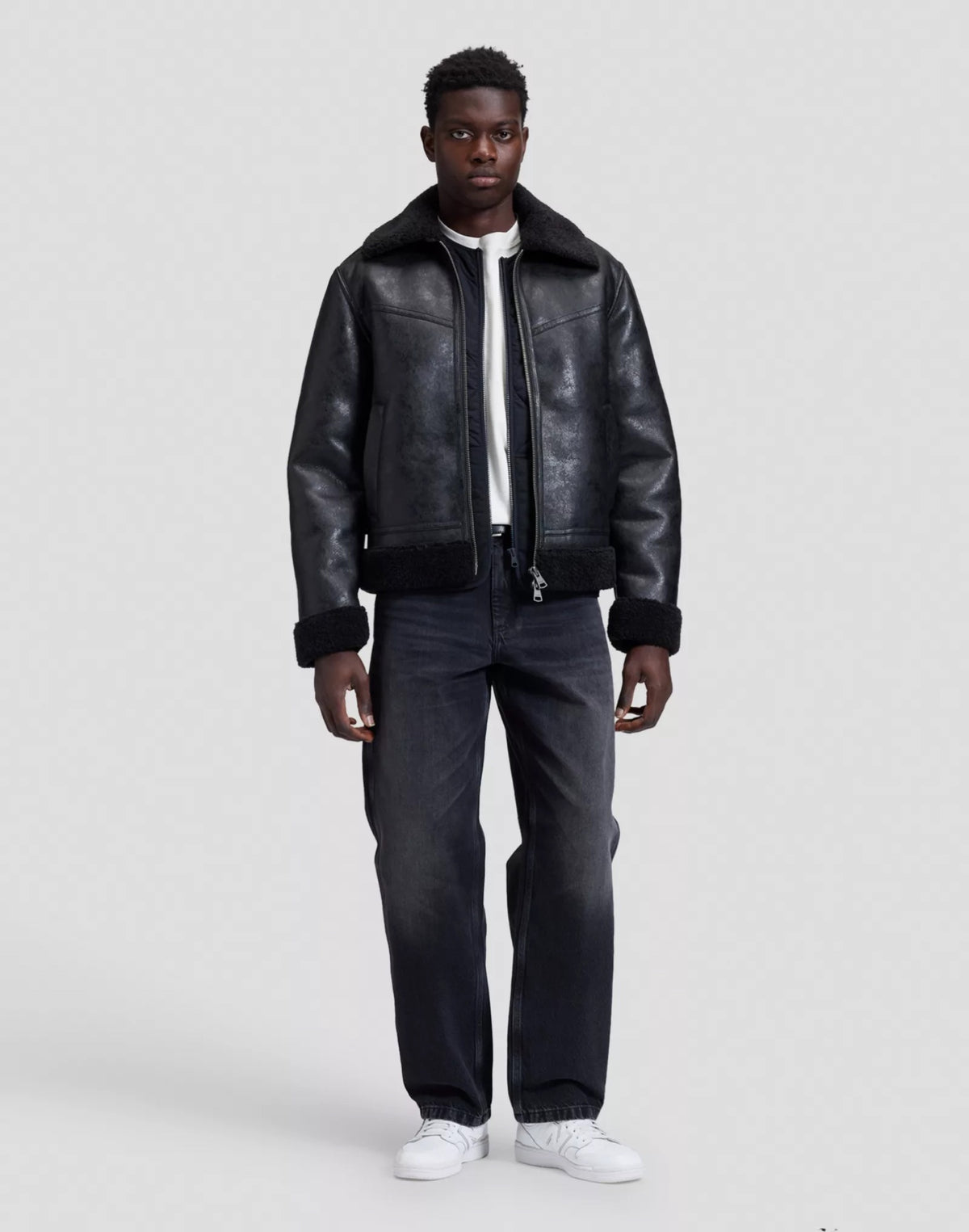 AVIATOR Blouson aviateur homme effet cuir, col chemise en sherpa — Lee — Black — porté, de face en pied, ouvert 2 | Appart 17 Bruxelles