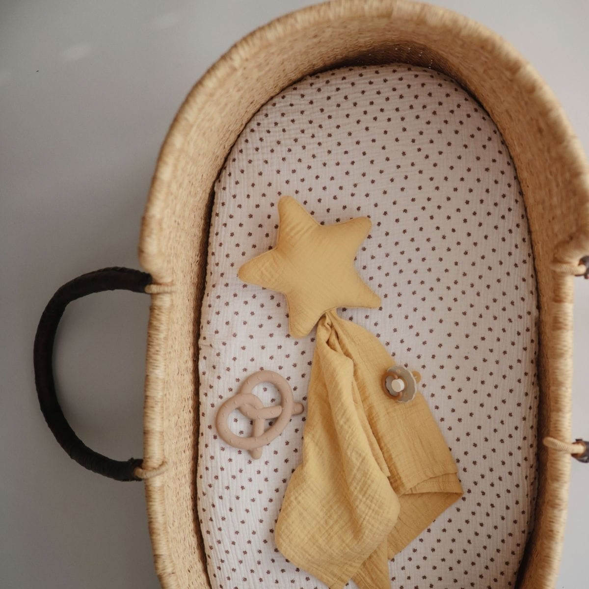 Jouet de dentition en silicone — Mushie — Bretzel — mise en situation 4 | Appart 17 Bruxelles