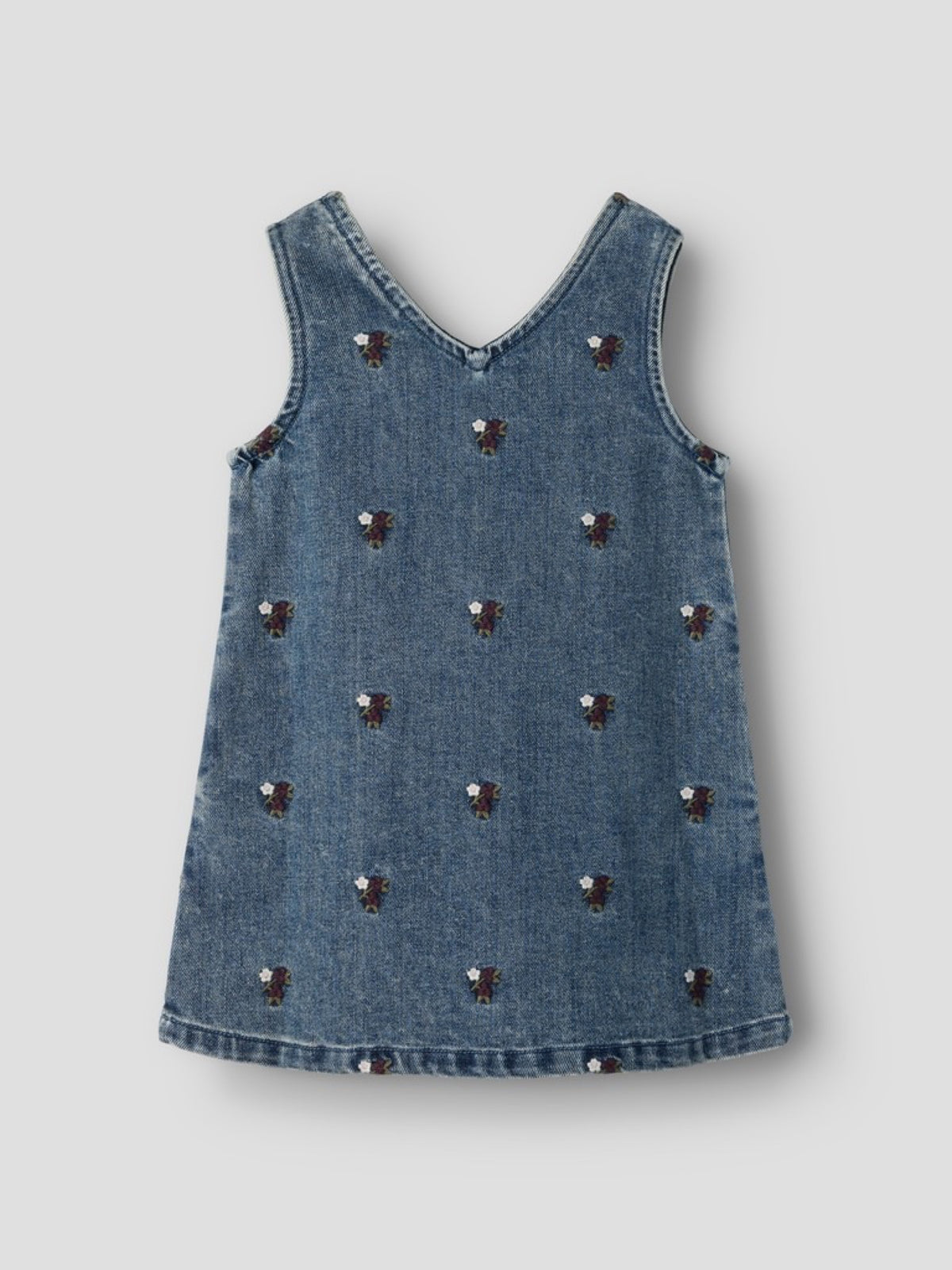 NMFROBERTA Robe chasuble en jean brodée de fleurs fille — Lil' Atelier — Dark Blue Denim — packshot, de face (fond gris) 3 | Appart 17 Bruxelles