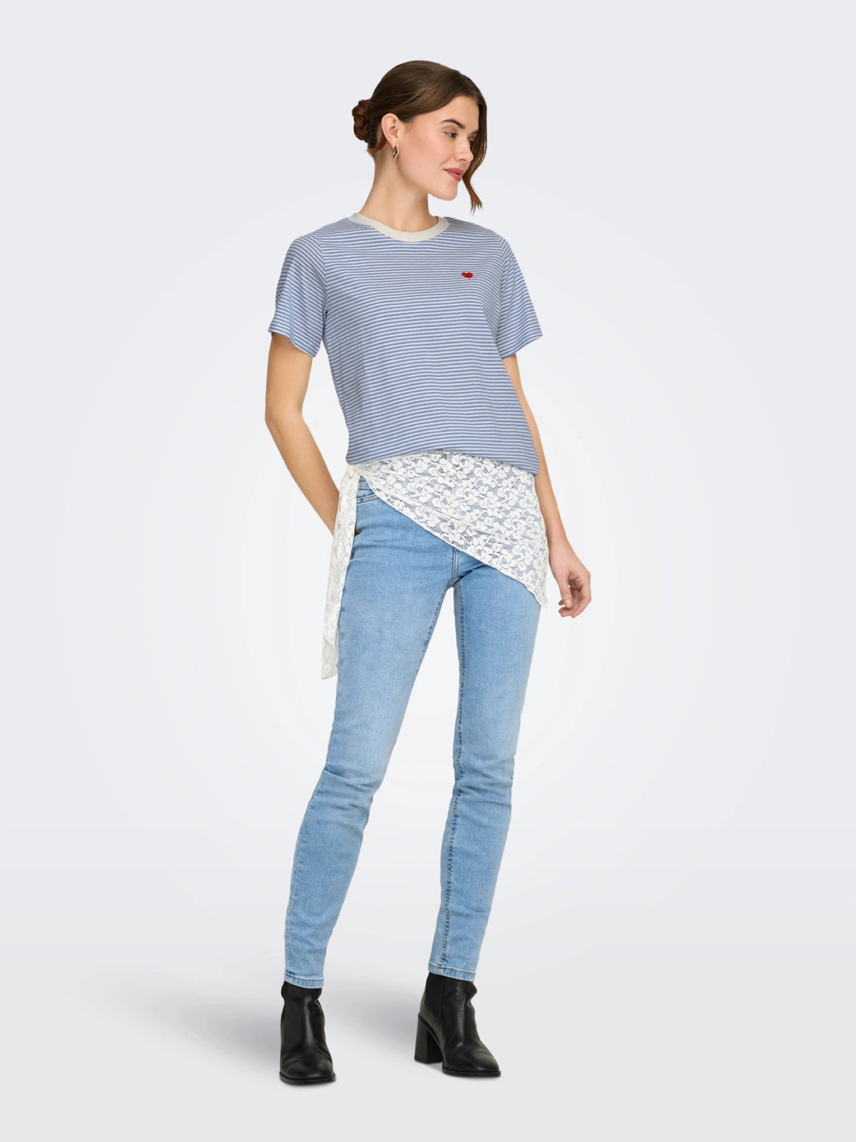JDYPISA T-shirt col rond en coton bio à imprimé — JDY — Ebb And Flow / Cloud Dancer Stripes — porté en pied | Appart 17 Bruxelles