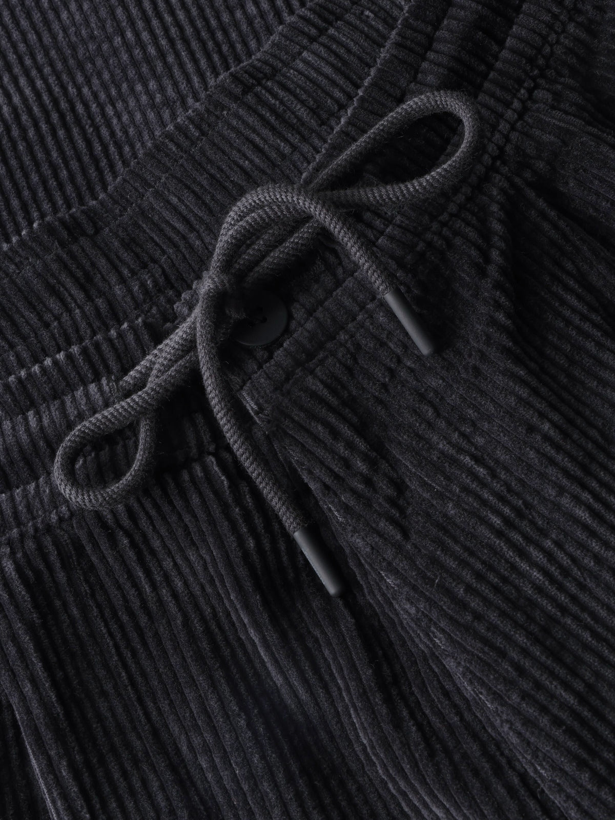 Pantalon Fig comfort en velours côtelé de coton bio, taille élastique — KnowledgeCotton Apparel — Black Jet — gros plan matière 4 | Appart 17 Bruxelles