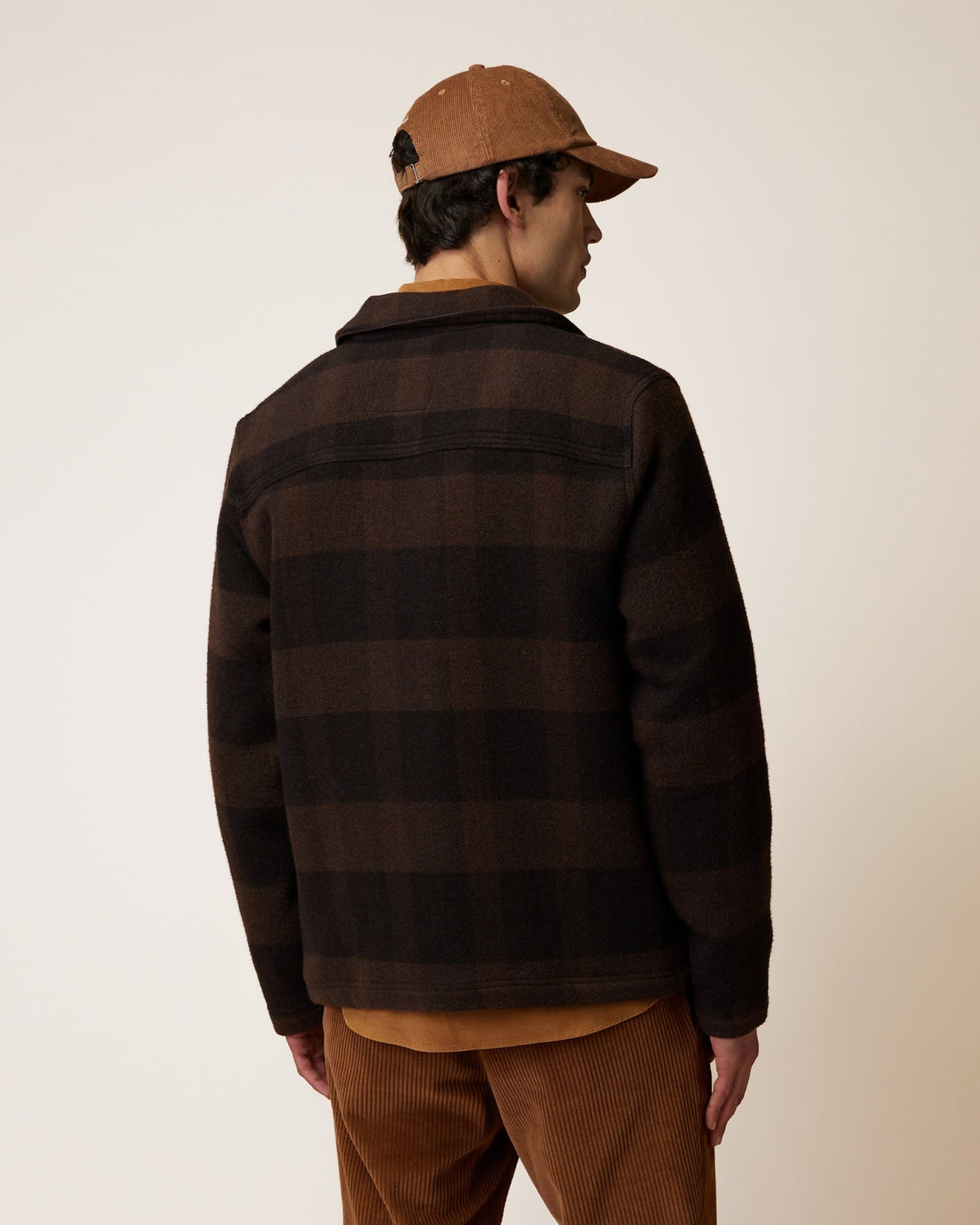 LORGE Veste workwear en lainage italien, poches plaquées — FAGUO — Marron & taupe à carreaux — porté 5 | Appart 17 Bruxelles