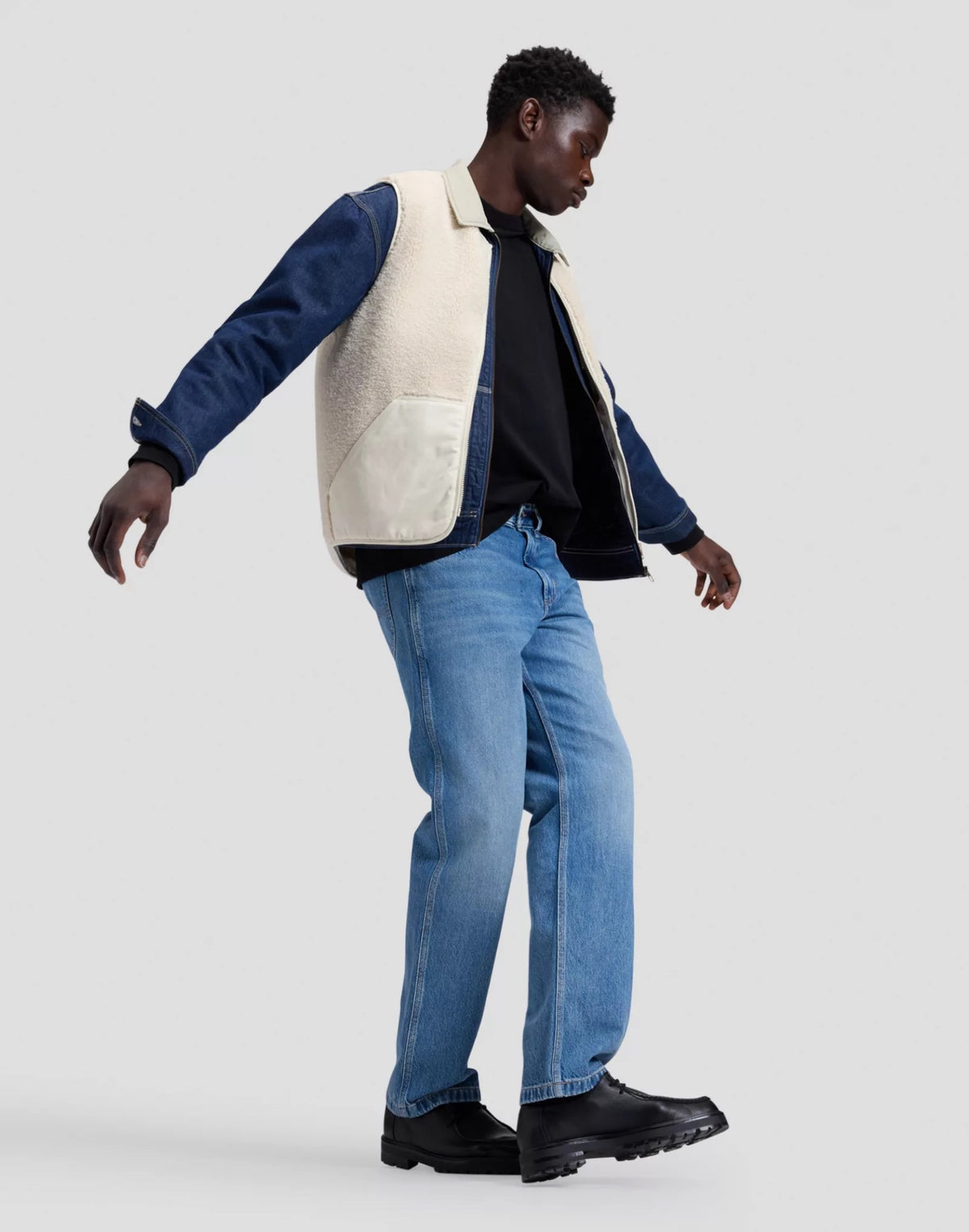 WORKWEAR Gilet sans manches zippé en sherpa, poches en toile — Lee — Warm Ecru — silhouette en mouvement, par-dessus une veste en jean 6 | Appart 17 Bruxelles
