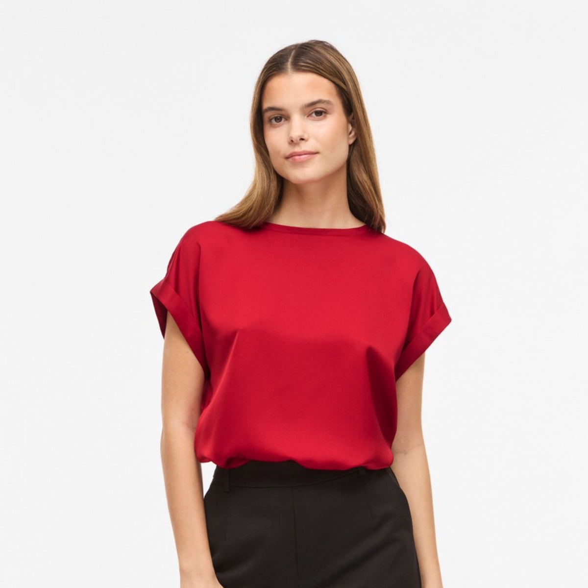 VIELLETTE Blouse Satin Femme Écoresponsable — VILA — Savvy Red — porté | Appart 17 Bruxelles