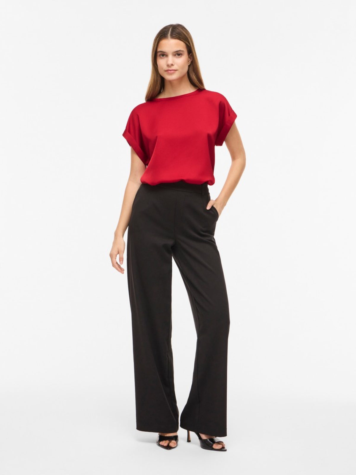 VIELLETTE Blouse Satin Femme Écoresponsable — VILA — Savvy Red — porté, tenue complète | Appart 17 Bruxelles