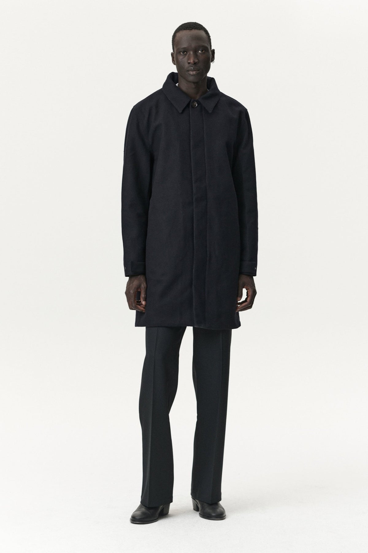 Welter Shelter LONG DONG Manteau imperméable en techwool isolé — Welter Shelter — Navy — porté, vue de face | Appart 17 Bruxelles