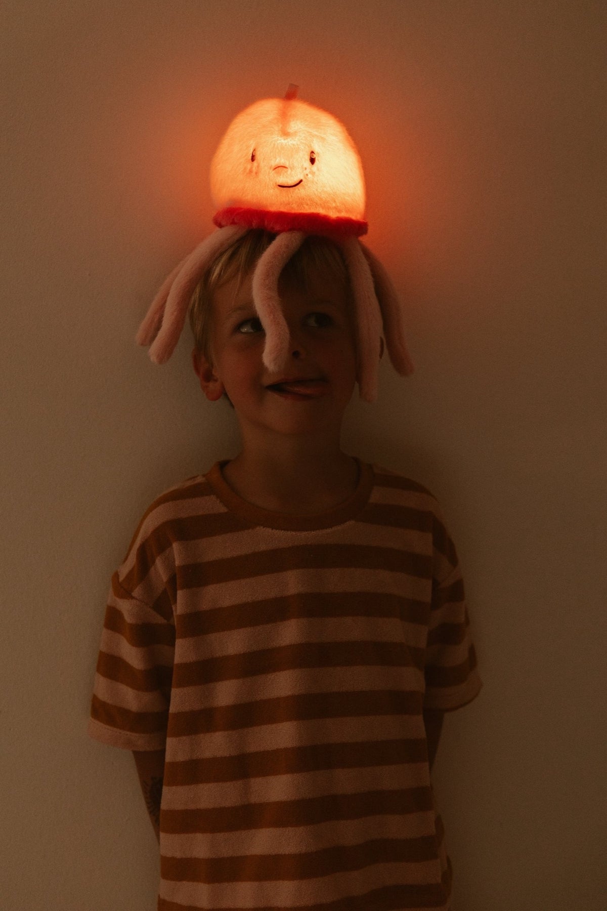 Veilleuse peluche douce rechargeable — AP Junior — Colette méduse magnolia — autre vue 4 | Appart 17 Bruxelles