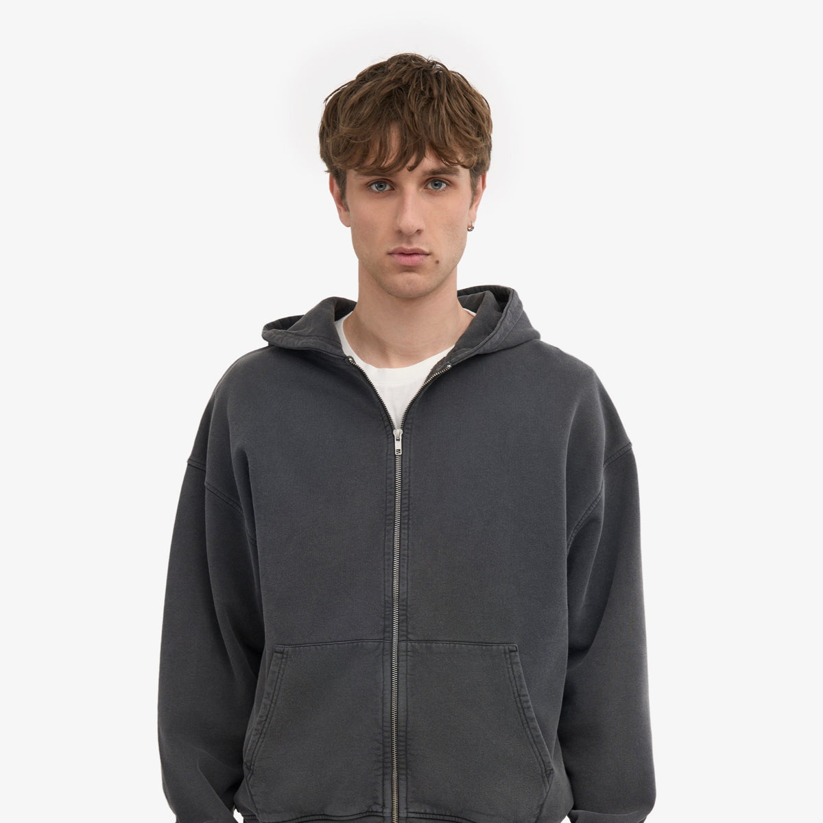 Colorful Standard Organic Oversized Zip Hood Sweat zippé à capuche — Colorful Standard — Faded Black — porté, vue de face | Appart 17 Bruxelles