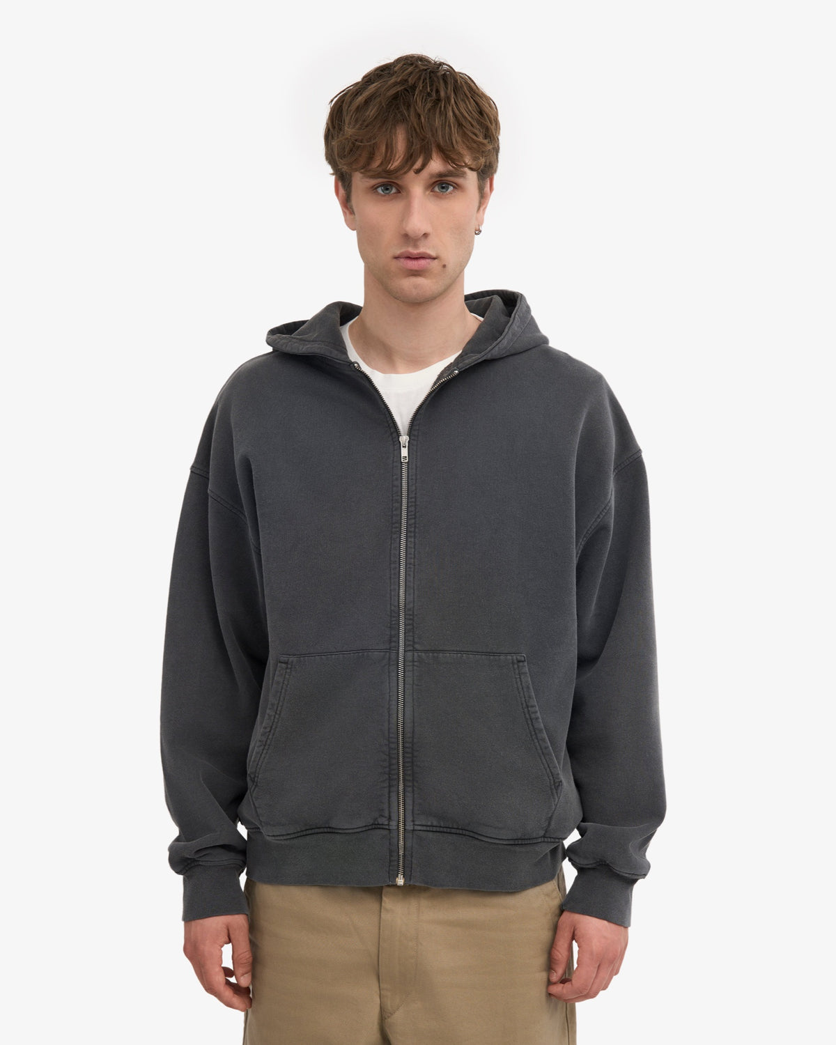 Colorful Standard Organic Oversized Zip Hood Sweat zippé à capuche — Colorful Standard — Faded Black — porté, vue de face | Appart 17 Bruxelles