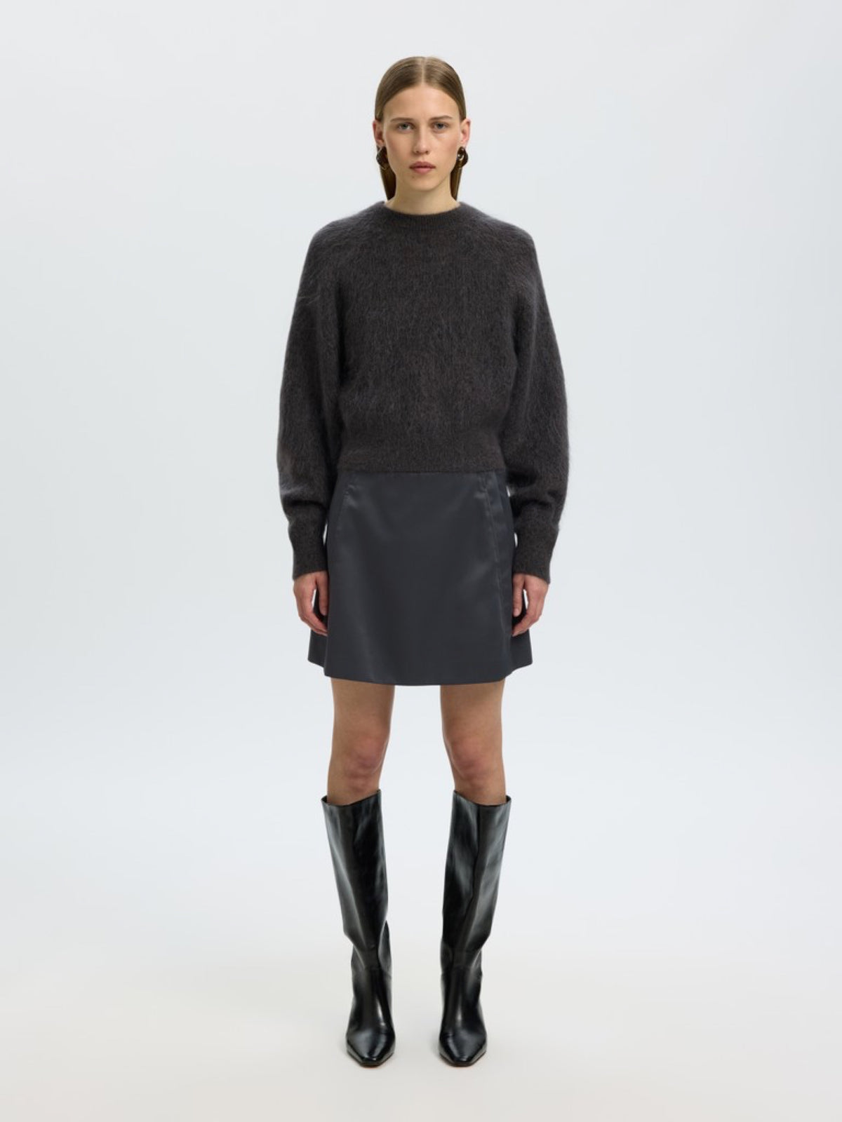 SLWMIRA Pull court en mohair col rond, épaules tombantes — Selected Femme — Asphalt — porté, vue 2 2 | Appart 17 Bruxelles