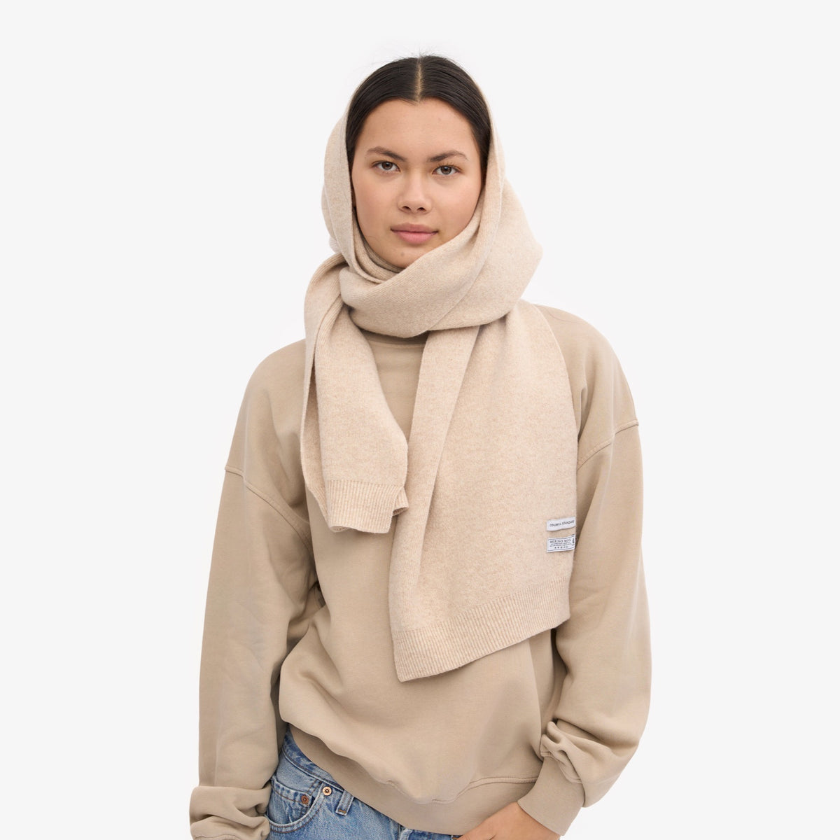 Colorful Standard Merino Wool Scarf Écharpe laine mérinos recyclée — Colorful Standard — Ivory White — porté, vue de face | Appart 17 Bruxelles